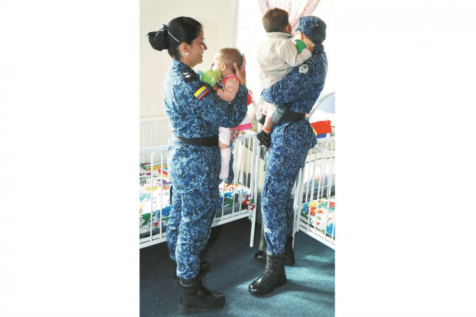 Las guardias de la penitenciaría también cuidan de los menores. / Fotos: cortesía ICBF