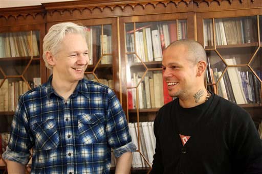 Residente y Julian Assange trabajan en una canción de Calle 13