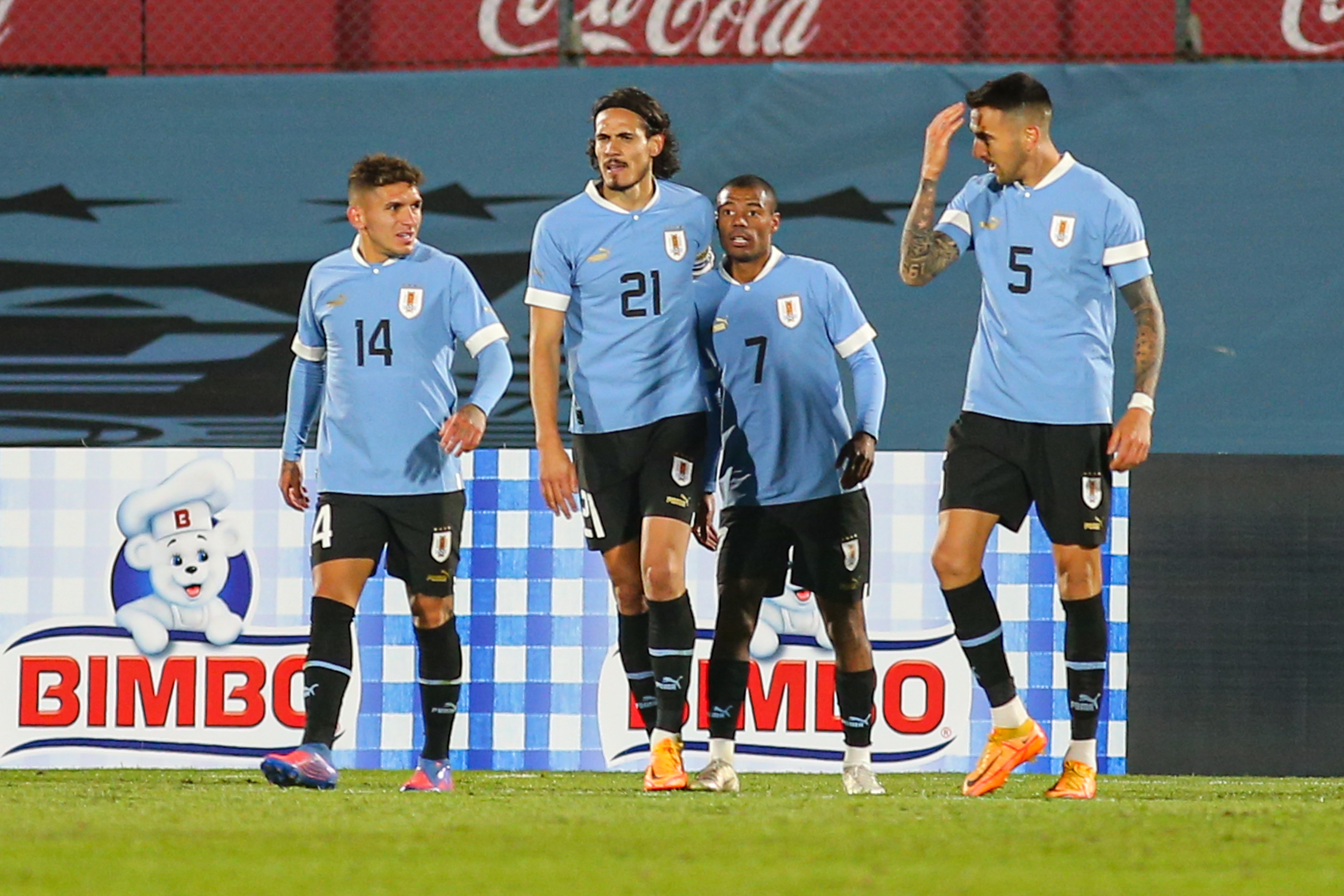 AME6113. MONTEVIDEO (URUGUAY), 11/06/2022.- Nicolás de La Cruz (2-d) de Uruguay festeja un gol con sus compañeros ante Panamá hoy, durante un partido de despedida de la selección de Uruguay, en el estadio Centenario en Montevideo (Uruguay). EFE/ Gastón Britos