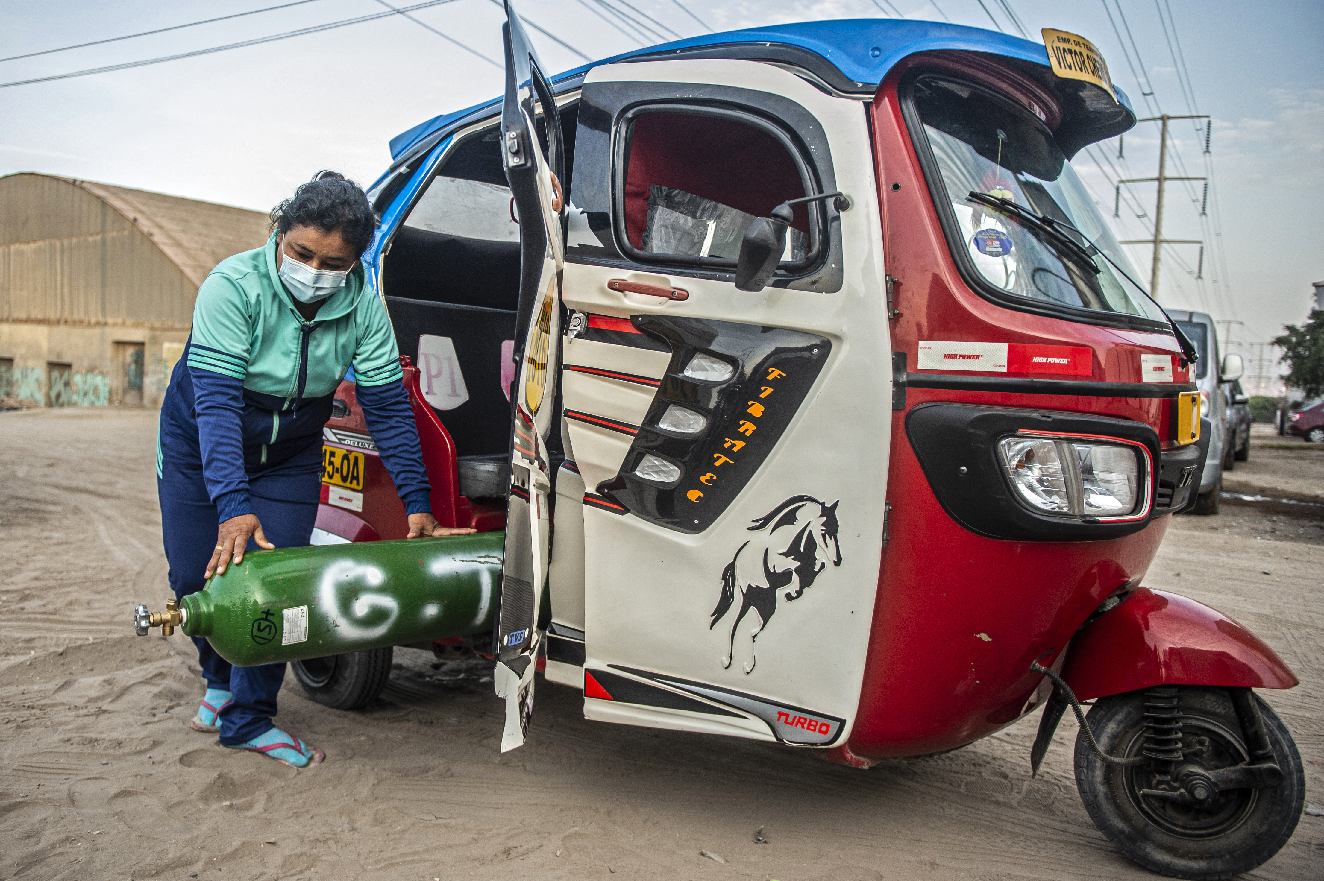 Largas filas y desesperación en un barrio de Lima (Perú) por escasez de oxígeno