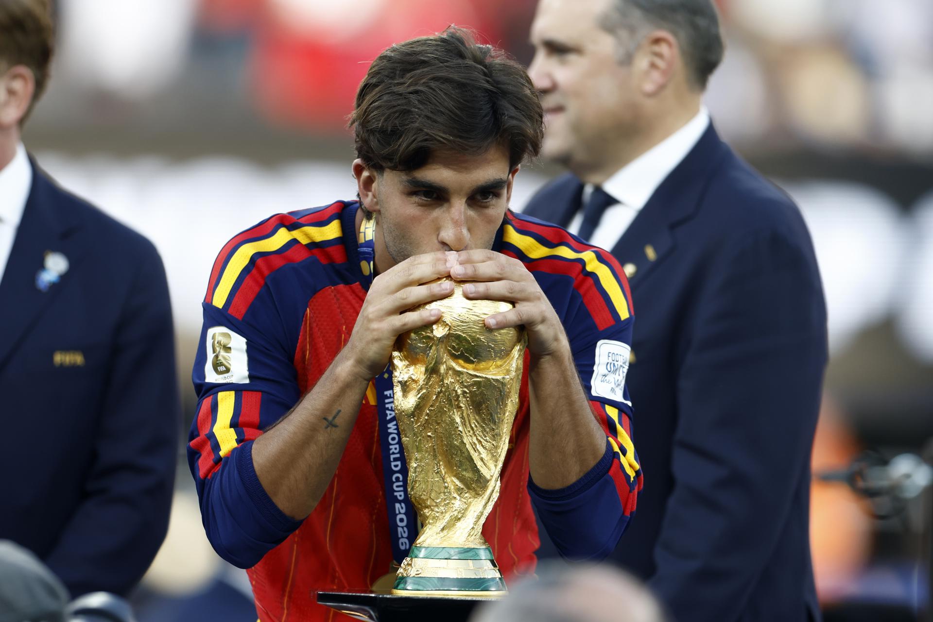 EAST RUTHERFORD (United States), 20/07/2026.- The goalscorer Ferran Torres of Spain kisses the World Cup Trophy during the awards ceremony after the FIFA World Cup 2026 final match Spain against Argentina, in East Rutherford, New Jersey, USA, 19 July 2026. (España) EFE/EPA/WILL OLIVER
