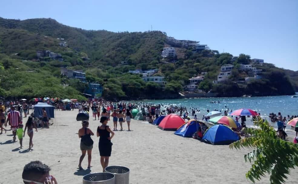 ¿Cuál es el impacto ambiental por el exceso de turistas en las playas de Cartagena y Santa Marta?