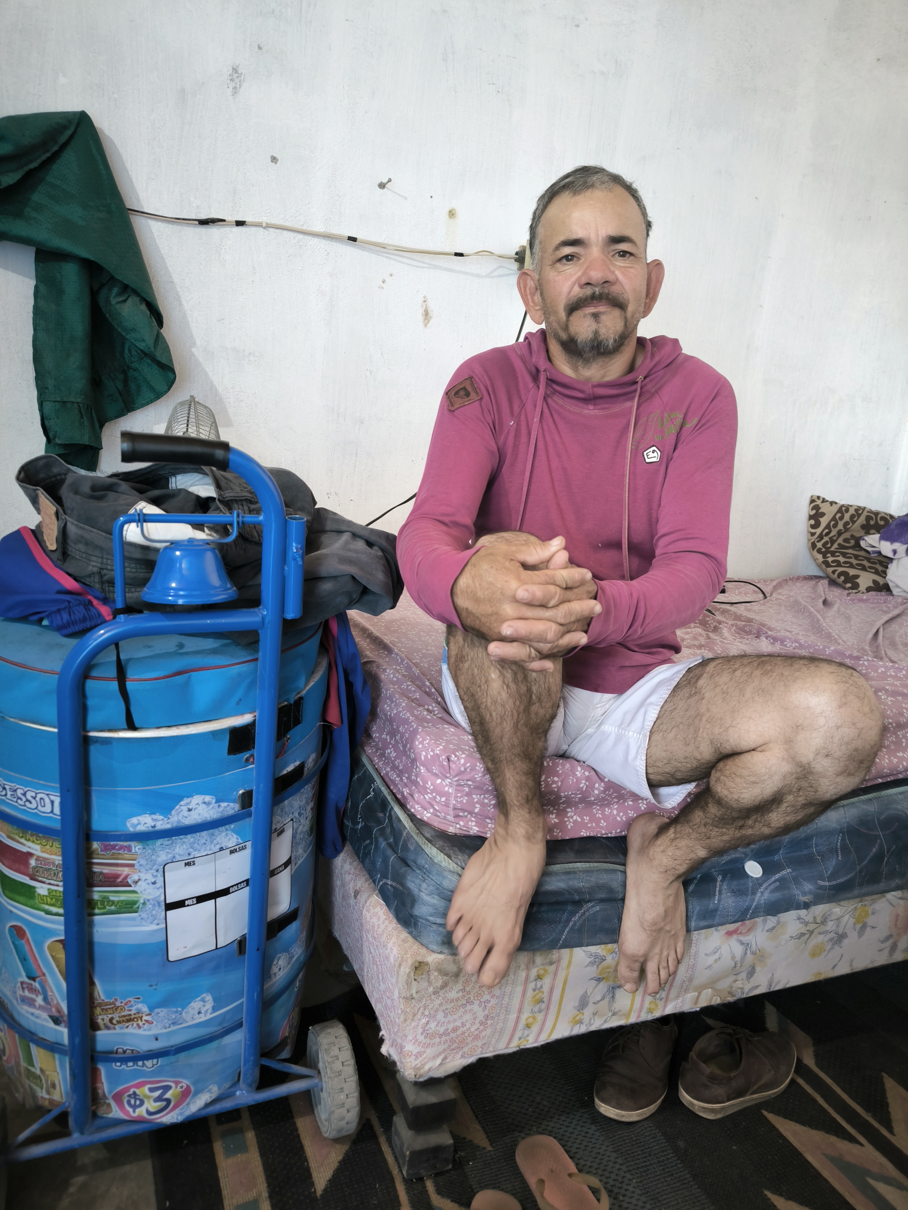 César Acevedo, colombiano de Cúcuta (Norte de Santander) vende por su cuenta helados, en un carrito de Bon Ice, que estaciona en los cruces de Juárez, para sobrevivir.