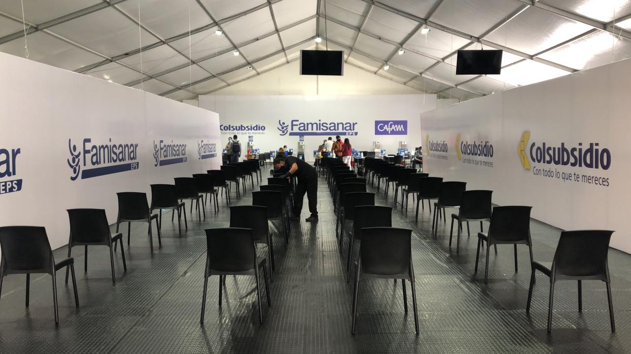 El espacio cuenta con 35m x18m a 4m de altura, y un área cubierta de 782mts2, donde hay 16 puestos dotados con mobiliario para la prestación del servicio.