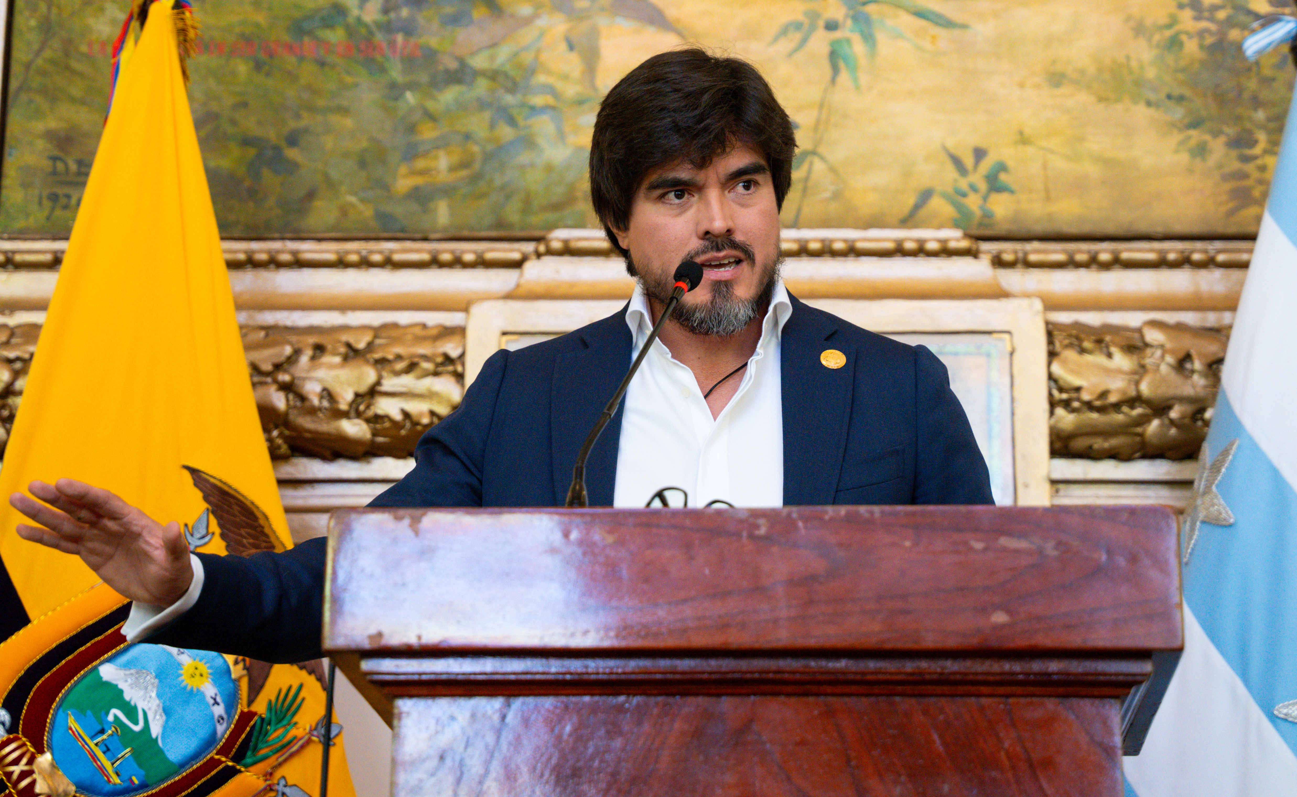 AME8234. GUAYAQUIL (ECUADOR), 02/01/2025.- Fotografía cedida por el Ministerio de Gobierno de Ecuador del ministro de Gobierno, José de la Gasca, durante una rueda de prensa este jueves en Guayaquil (Ecuador). El presidente de Ecuador, Daniel Noboa, volvió a designar a la secretaria de Planificación, Sariha Moya, como vicepresidenta del país, ante la "ausencia temporal" de Verónica Abad, por no presentarse en Turquía a cumplir funciones como consejera. Así lo informó el ministro de Gobierno, José de la Gasca, en una rueda de prensa en Guayaquil. EFE/ Ministerio De Gobierno / SOLO USO EDITORIAL/ SOLO DISPONIBLE PARA ILUSTRAR LA NOTICIA QUE ACOMPAÑA (CRÉDITO OBLIGATORIO)