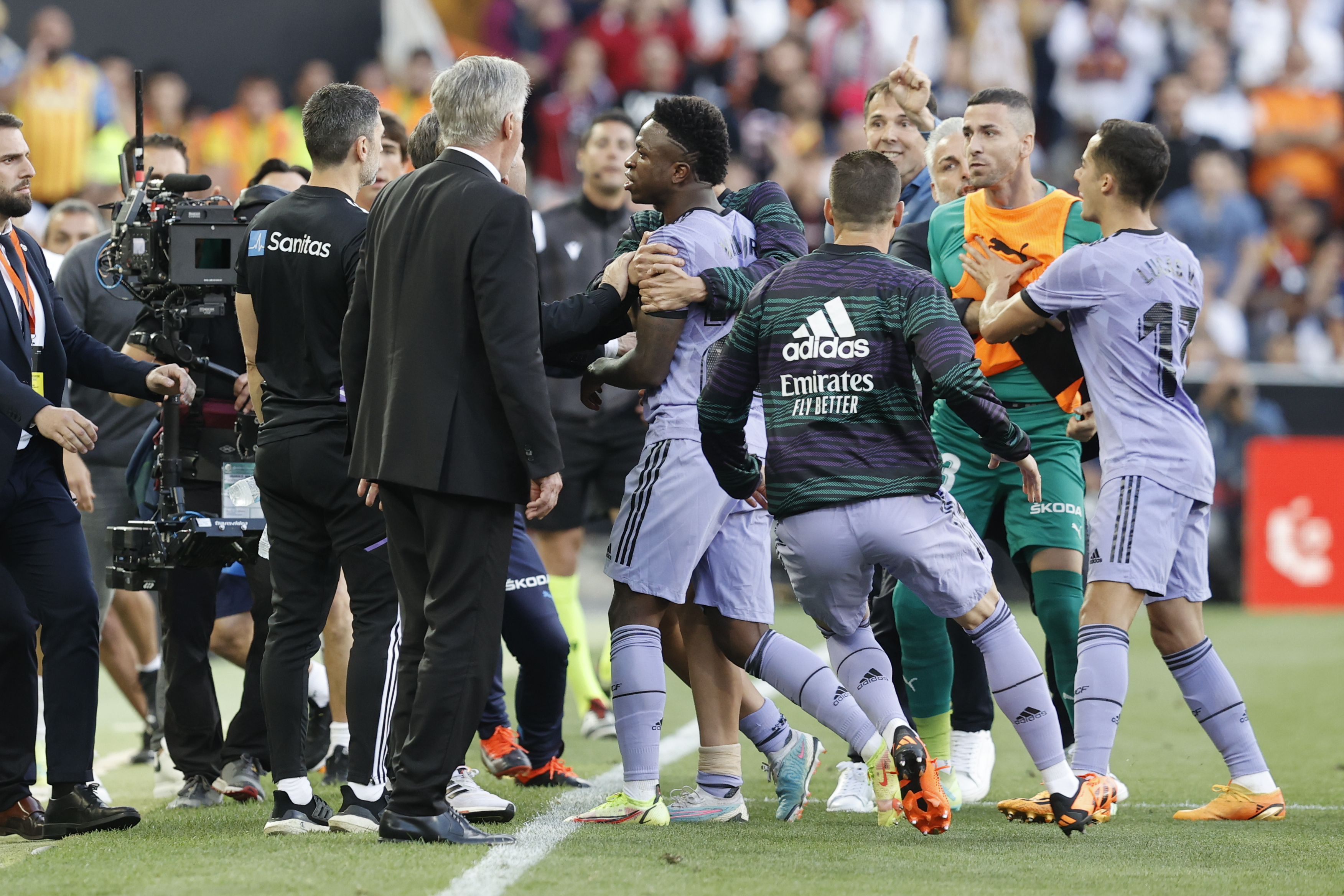 “El premio que ganan los racistas es mi expulsión”: Vinícius Júnior
