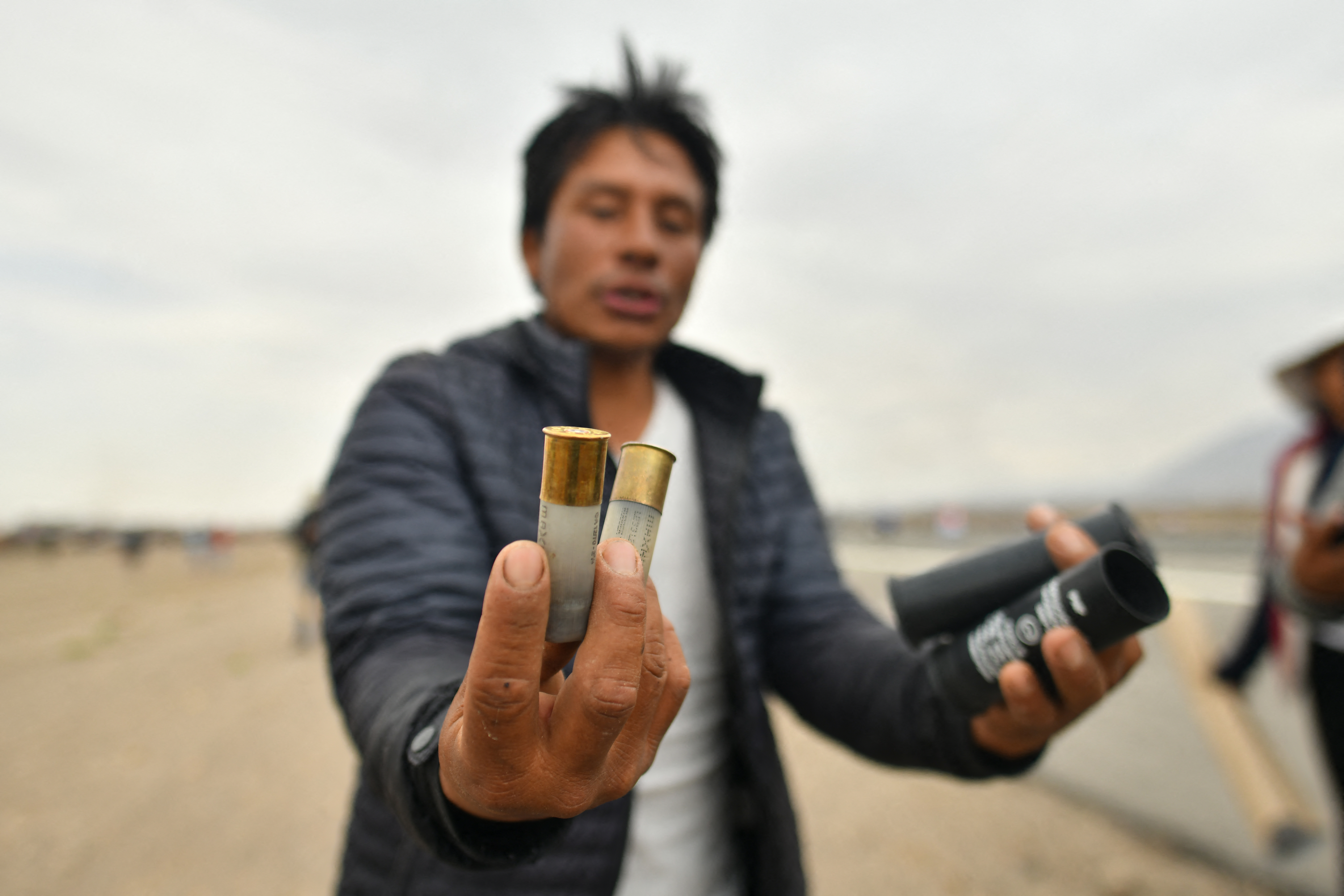Un manifestante muestra cartuchos de gas lacrimógeno lanzados por la Policía durante la toma del aeropuerto internacional.