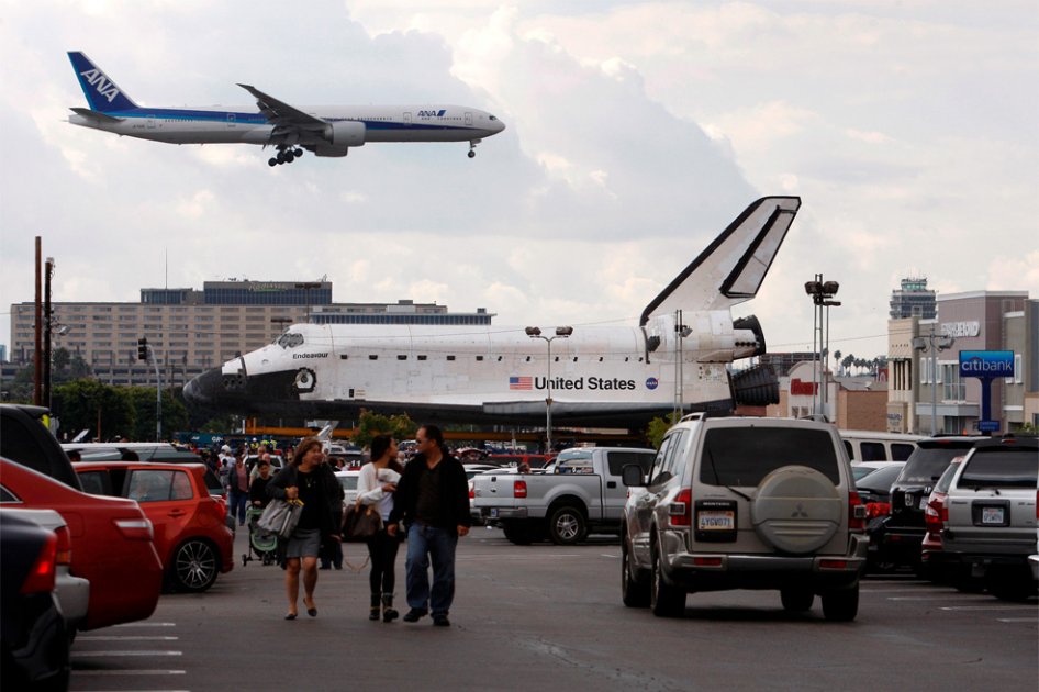 Transbordador espacial Endeavour en viaje final hacia museo en Los Ángeles