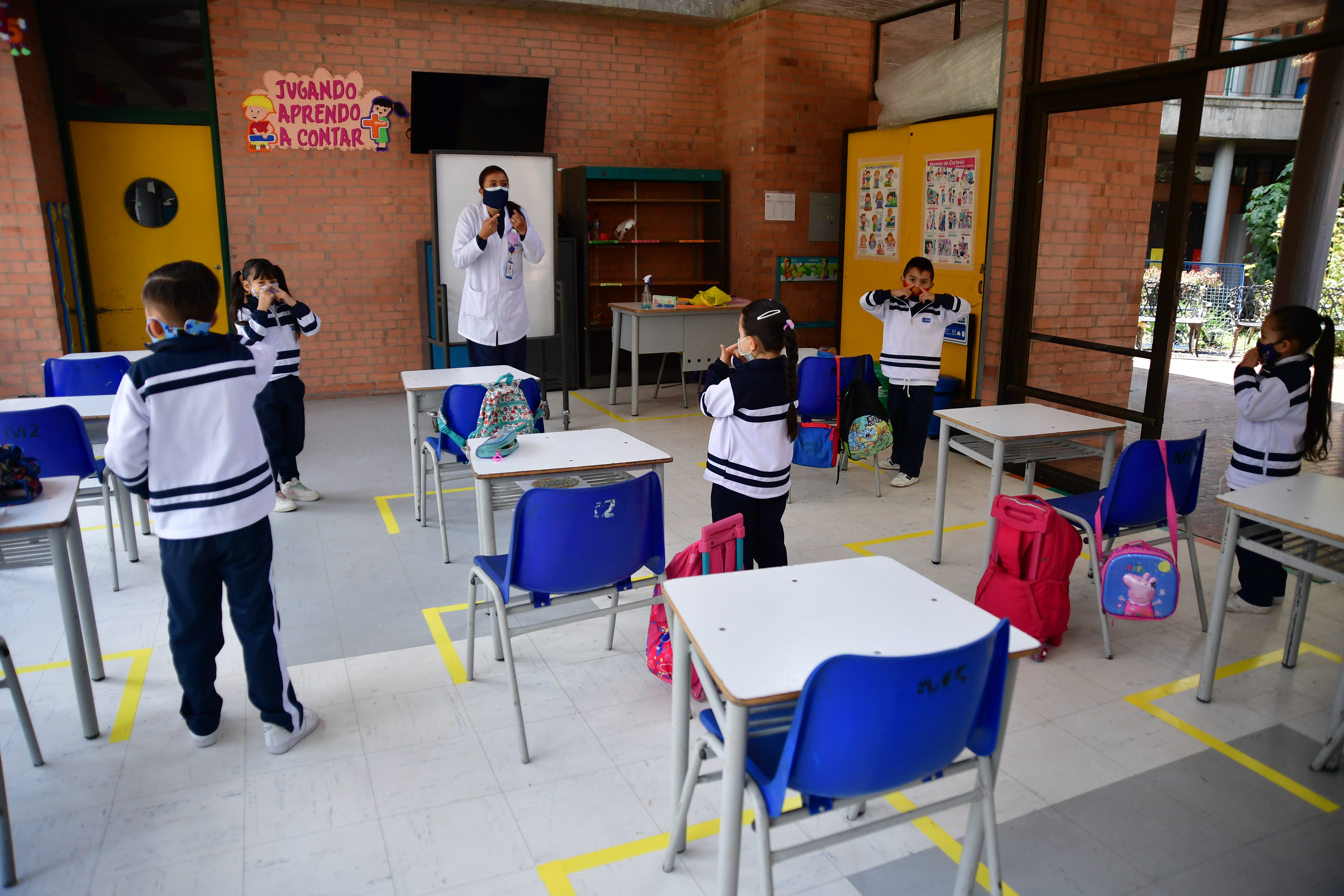 Estudiantes regresan a clases presenciales en los colegios públicos de Bogotá, durante la pandemia por Covid-19.