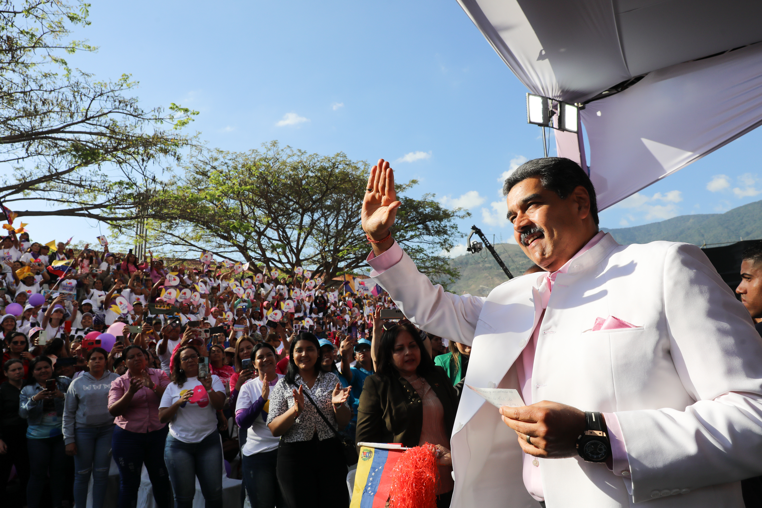 Maduro quiere ganar sin competencia
