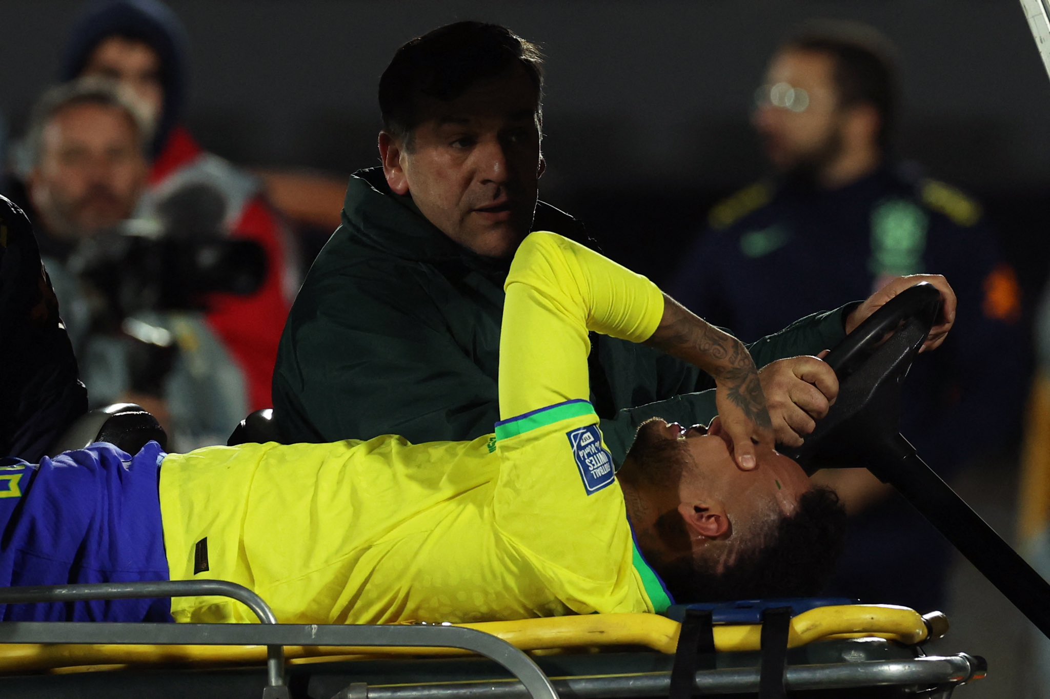 Todo listo para que Neymar vaya al quirófano tras romperse los ligamentos