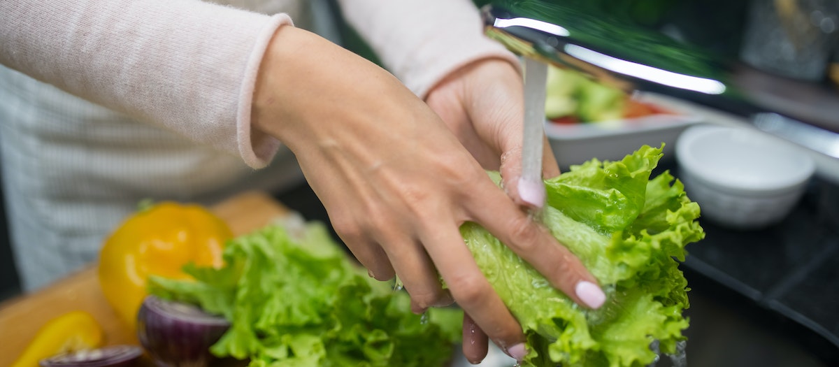 Sigue estas recomendaciones de higiene en la cocina para evitar la contaminación de tus alimentos y prevenir enfermedades.