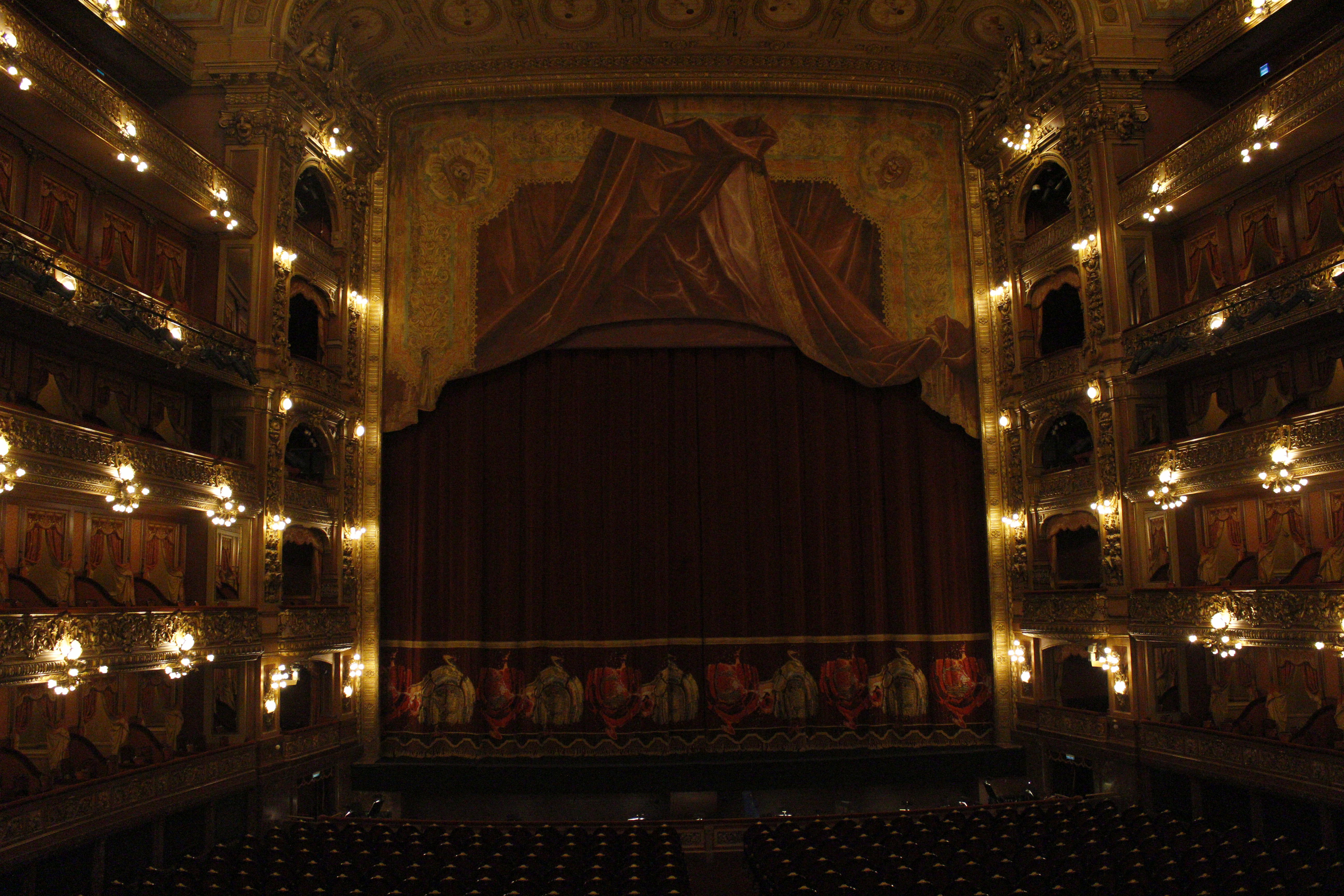 Inaugurado en 1908, el Teatro Colón es un símbolo arquitectónico de la Argentina que soñó ser Europa, sin dejar de ser criolla. Considerado uno de los cinco mejores del mundo por su perfección sonora, hoy se puede recorrer con el acompañamiento de un guía que cuenta cómo el edificio fue construido con mármol de Carrara, Italia, y maderas de tres continentes, pero confianza que su verdadera magia está en la acústica.