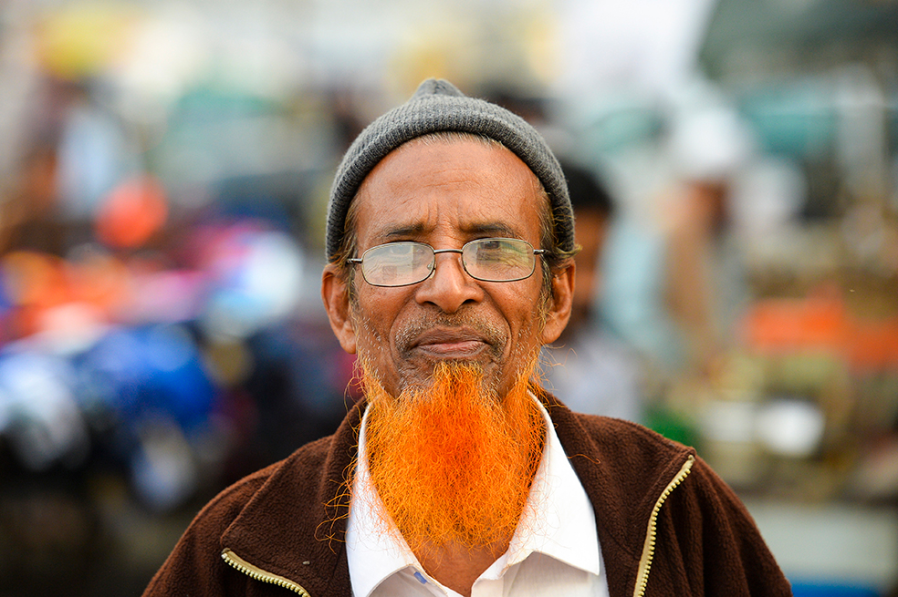 "Ponerse henna en la barba y el cabello se ha convertido en una tendencia de moda estos últimos años para los hombres mayores", apunta Didarul Dipu, jefe del departamento de moda de la revista Canvas. "El polvo se encuentra fácilmente en los ultramarinos de barrio y se aplica con facilidad, en comparación con el tintes tradicionales con henna".