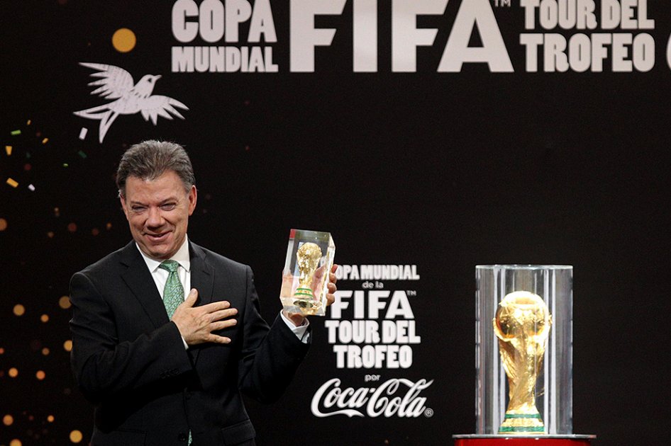 Juan Manuel Santos recibió la Copa Mundial de la Fifa