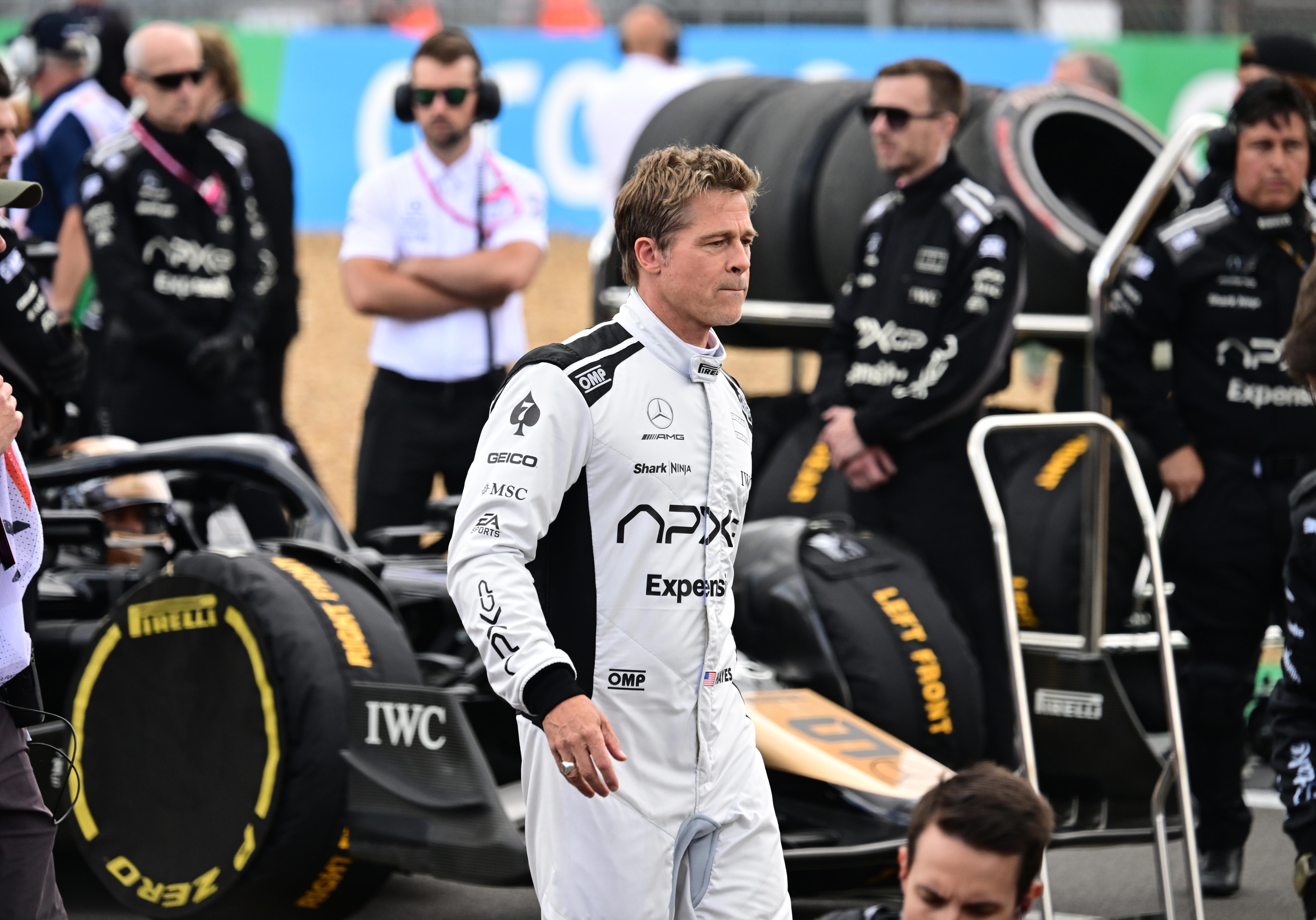 Silverstone (United Kingdom), 09/07/2023.- US actor Brad Pitt (C) reacts prior to the Formula One British Grand Prix 2023, at the Silverstone Circuit race track in Silverstone, Britain, 09 July 2023. (Fórmula Uno, Reino Unido) EFE/EPA/CHRISTIAN BRUNA