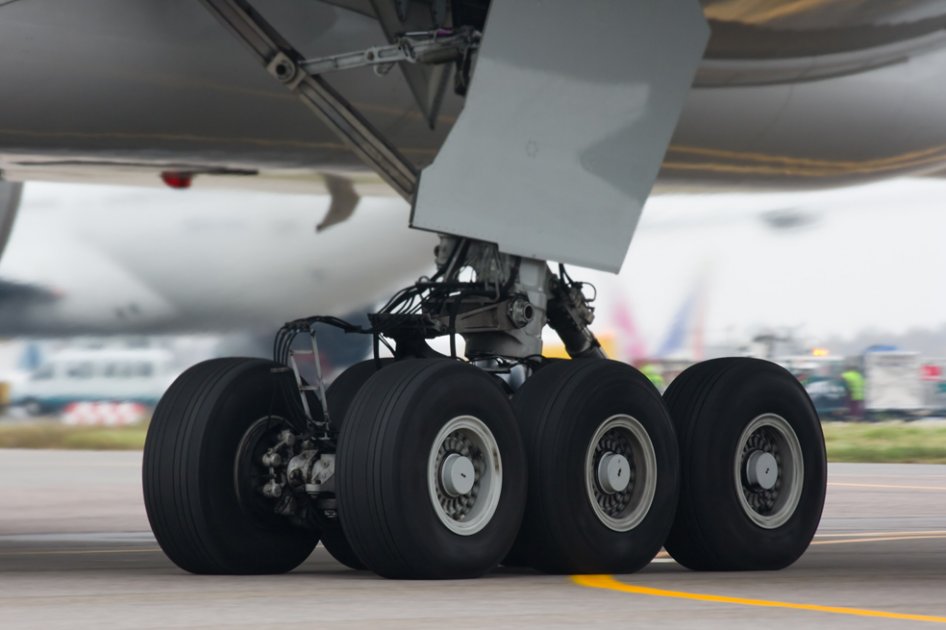 El tren de aterrizaje es la parte de cualquier aeronave encargada de reducir el impacto al momento del aterrizaje.