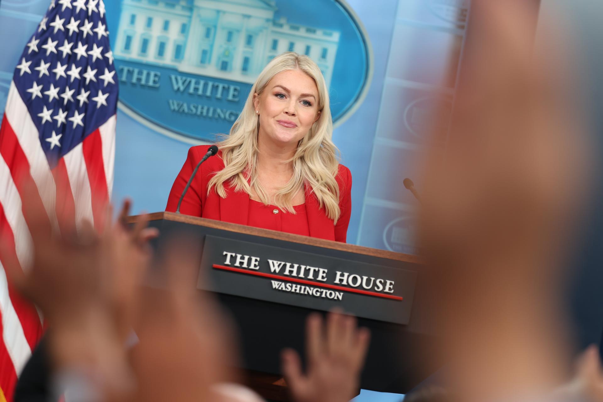 Karoline Leavitt se va de la Casa Blanca: Trump anunció el retiro de su portavoz