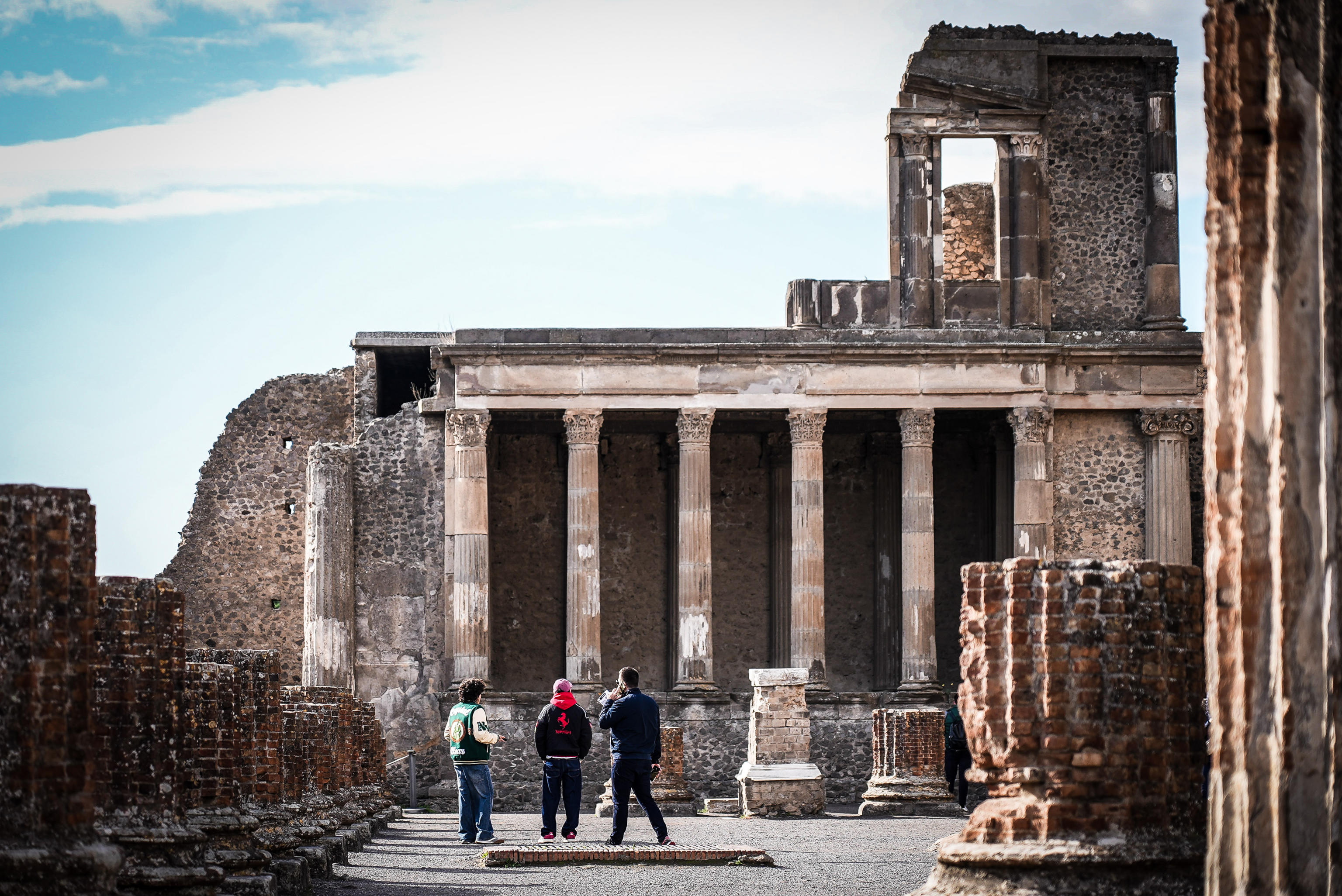 Pompei (Italy), 15/11/2024.- People visit the Archaeological Park of Pompeii, southern Italy, 15 November 2024. The Archaeological Park of Pompeii's officials announced that starting on 15 November 2024, there will be a daily cap of 20,000 visitors to the ancient Roman city, and access tickets will include the visitor's name, with dedicated time slots during the summer period. The measures comes as part of efforts to protect the ancient site and after a record-breaking summer, with over 4 million total visitors and peaks of over 36,000 presences in a single day, recorded on the occasion of free entry Sundays. (Italia) EFE/EPA/CESARE ABBATE