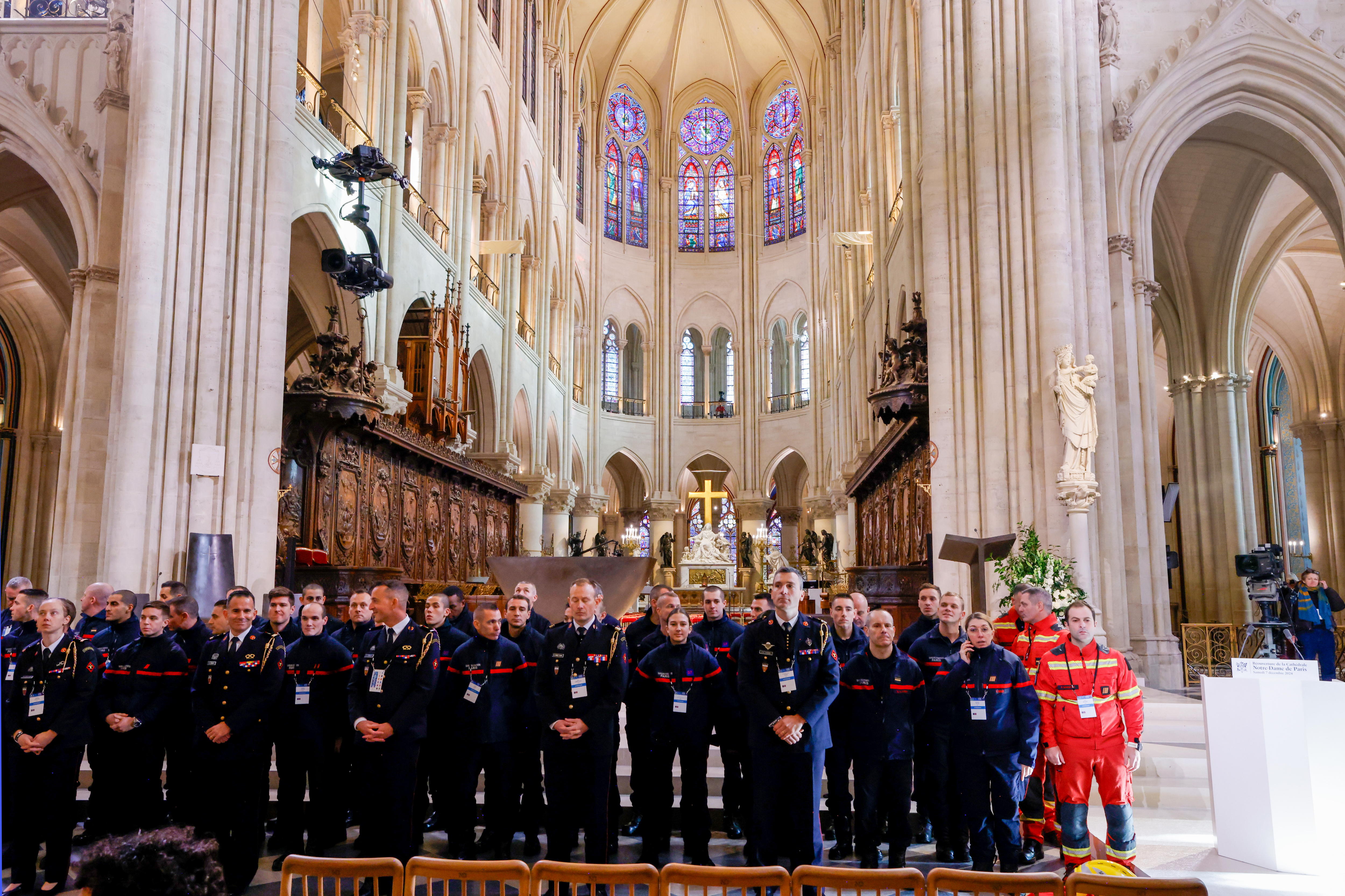 Paris (France), 07/12/2024.- Firefighters stand inside the Notre Dame de Paris cathedral, ahead of its official reopening ceremony, in Paris, France, 07 December 2024. The Notre Dame de Paris Cathedral reopens on 07 December after nearly six years of renovation work following its destruction by a fire on 15 April 2019. (Francia) EFE/EPA/LUDOVIC MARIN / POOL MAXPPP OUT