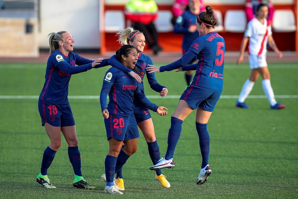 Leicy Santos jugaba fútbol con los pies descalzos y ahora triunfa en Europa