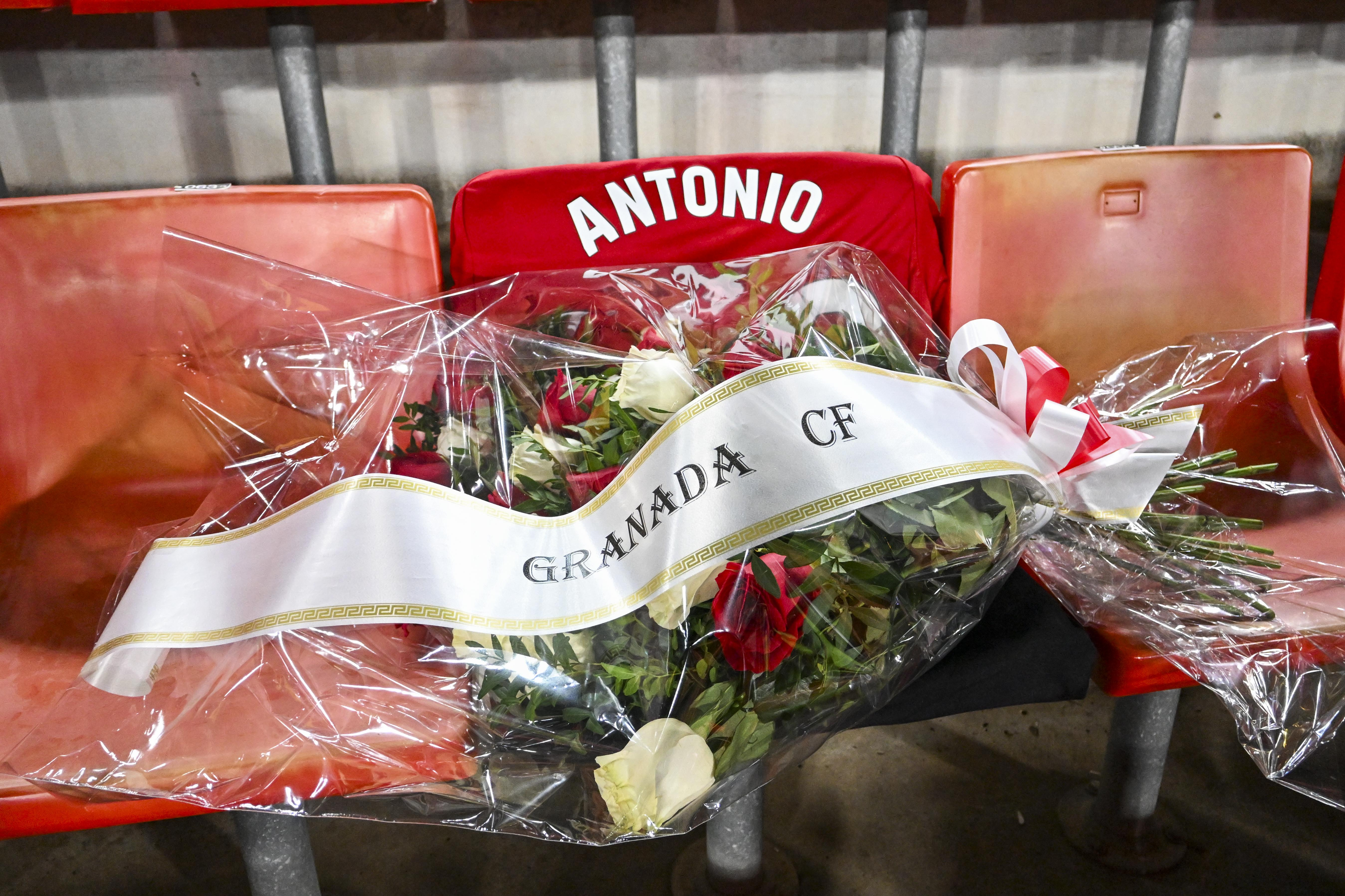 GRANADA, 11/12/23.- Imagen de la localidad del socio del Granada fallecido ayer durante el encuentro correspondiente a la jornada 16 de Primera División que disputaban Granada y Athletic Club en el estadio Nuevo Los Cármenes y que se reiniciara hoy lunes tras ser suspendido por el fallecimiento del seguidor granadino. EFE / Miguel Ángel Molina.