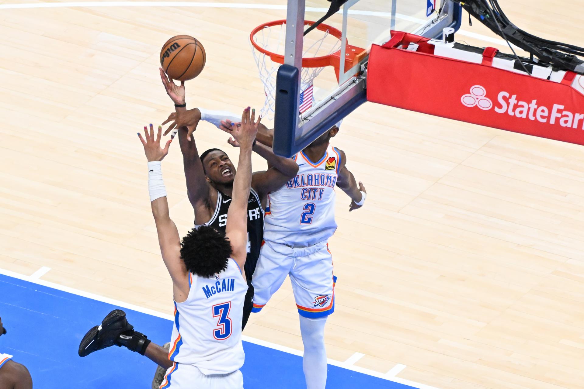 ¡El Thunder venció a los Spurs y está a un partido de regresar a las Finales de la NBA!
