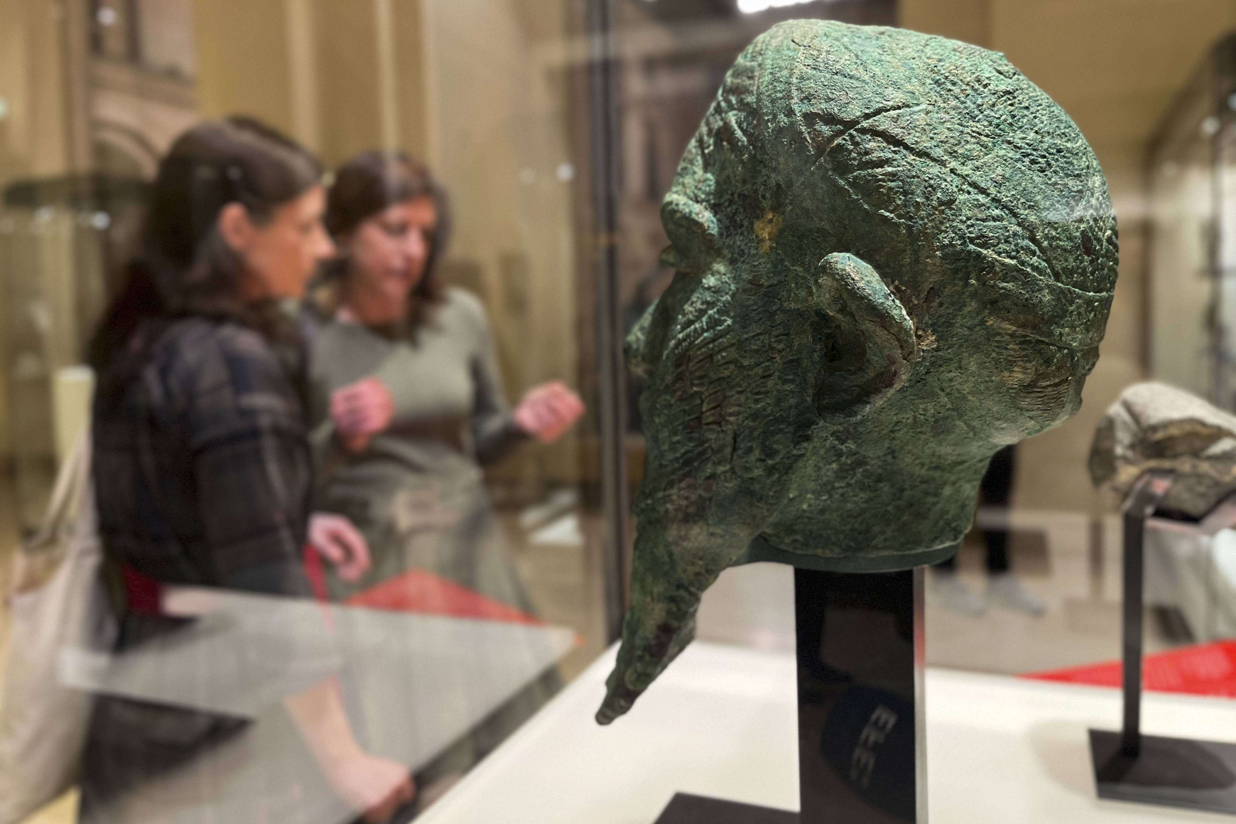 Un juego de pistas en el Louvre con antigüedades orientales del Met de Nueva York