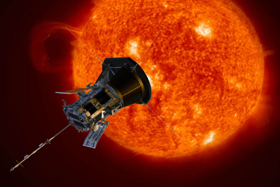 Los científicos hablaron sobre la naturaleza del lento viento solar que fluye desde el ecuador, los mecanismos de aceleración de protones y electrones y la relación de la rotación del sol con flujos de partículas supersónicas. / NASA/NRL/APL 