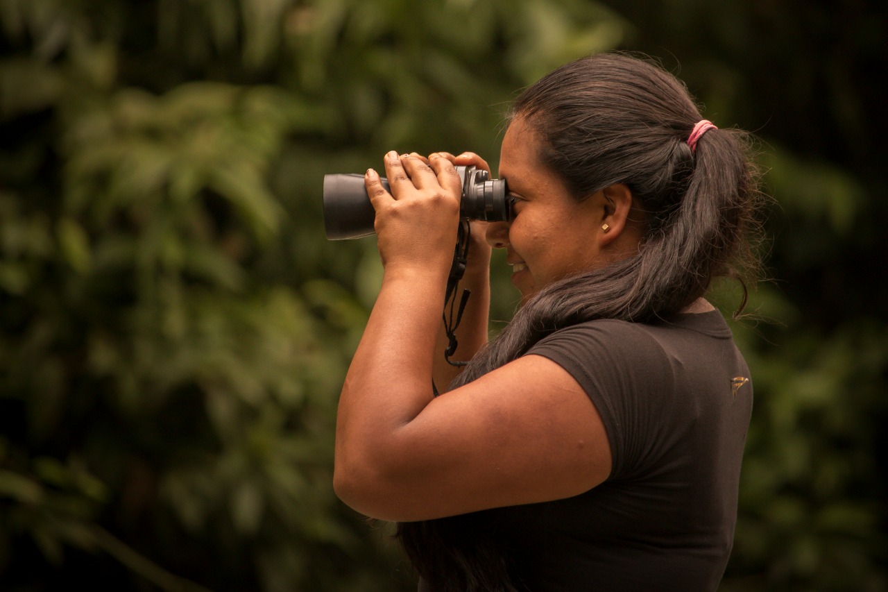Pie de foto: Varias cámaras que utilizaron para tomar fotos fueron prestadas porla Universidad del Cauca.Hace más de 10 años empezaron a reflexionar sobre la conservación y la educación ambiental, e incluso, cuenta otro líder de la comunidad, a trabajar con colegios. Junto con la Corporación Autónoma Regional del Cauca hicieron “un estudio diagnóstico de aves en el que nos acompañó el ornitólogo Fernando Ayerbe, del Cauca, que nos dio un documento que se llama Aves de Santa Rosa y nos arrojó 150 especies de aves”, dice el líder.