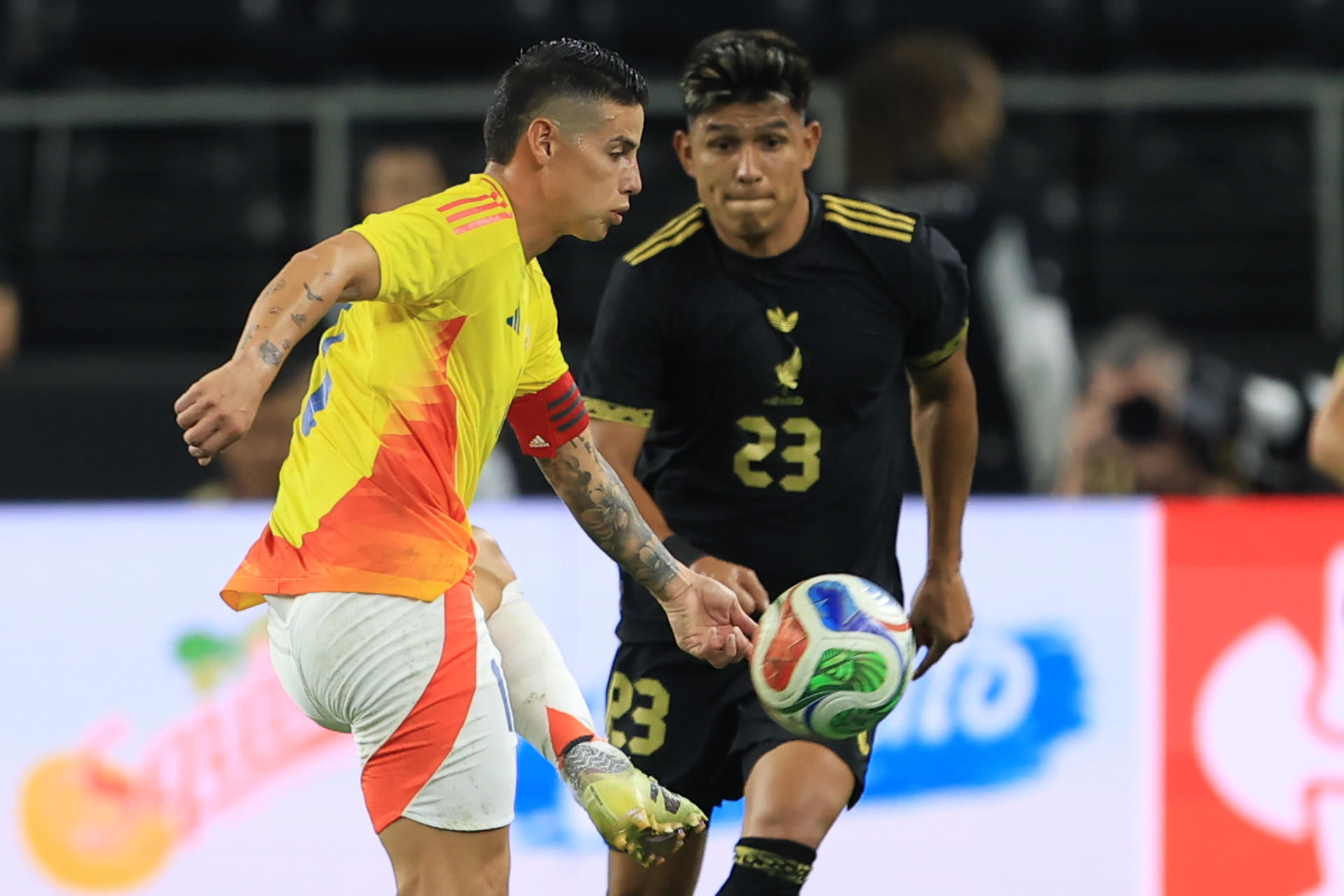 AMDEP6151. ARLINGTON (ESTADOS UNIDOS), 11/10/2025.- Jesús Gallardo (d) de México disputa el balón con James Rodríguez de Colombia este sábado, durante un partido de preparación para la Copa Mundial 2026 entre México y Colombia en el estadio AT&T en Arlington (EE.UU.). EFE/ Carlos Ramírez
