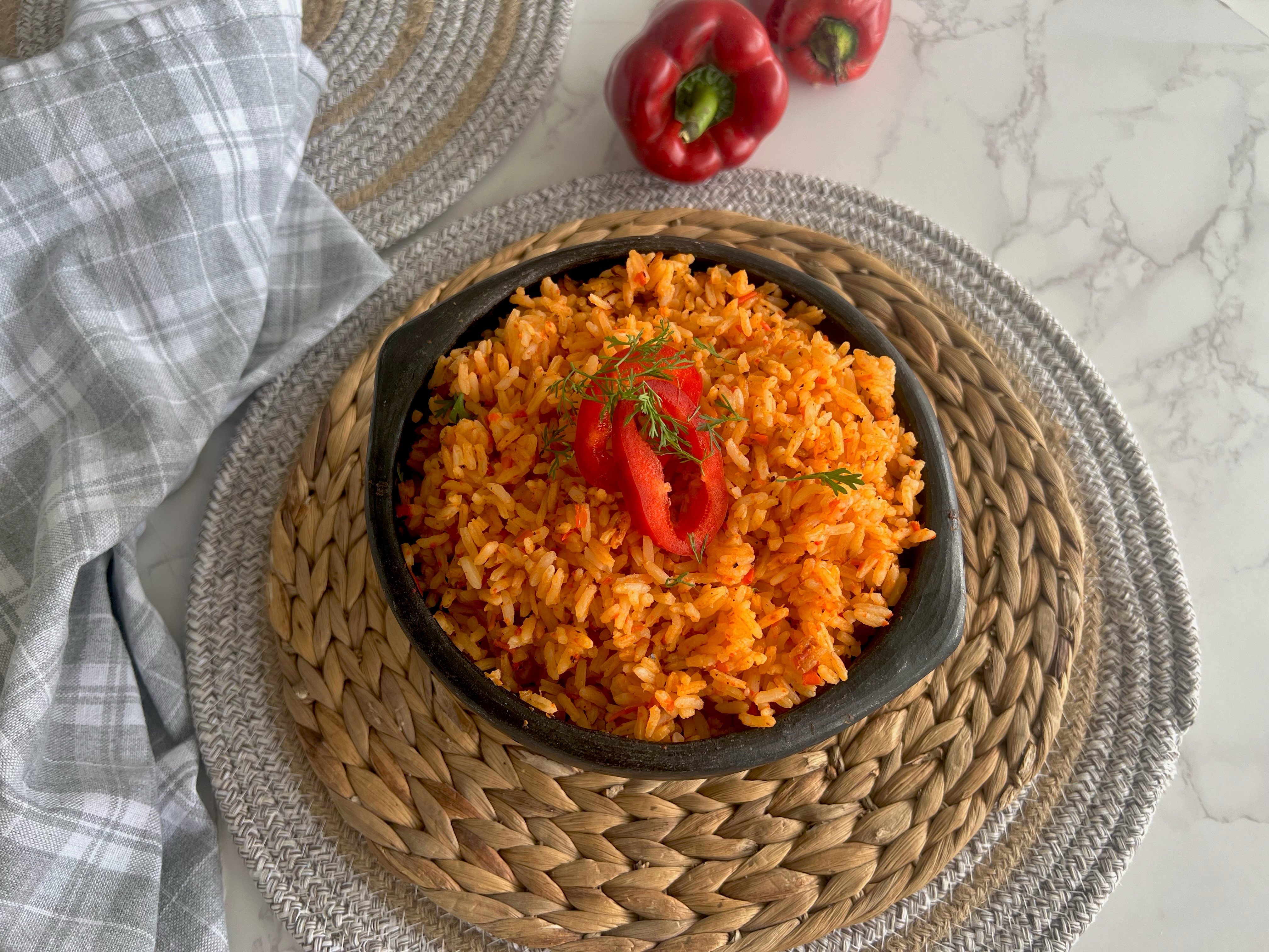 Arroz al pimentón, una receta rendidora para compartir en familia