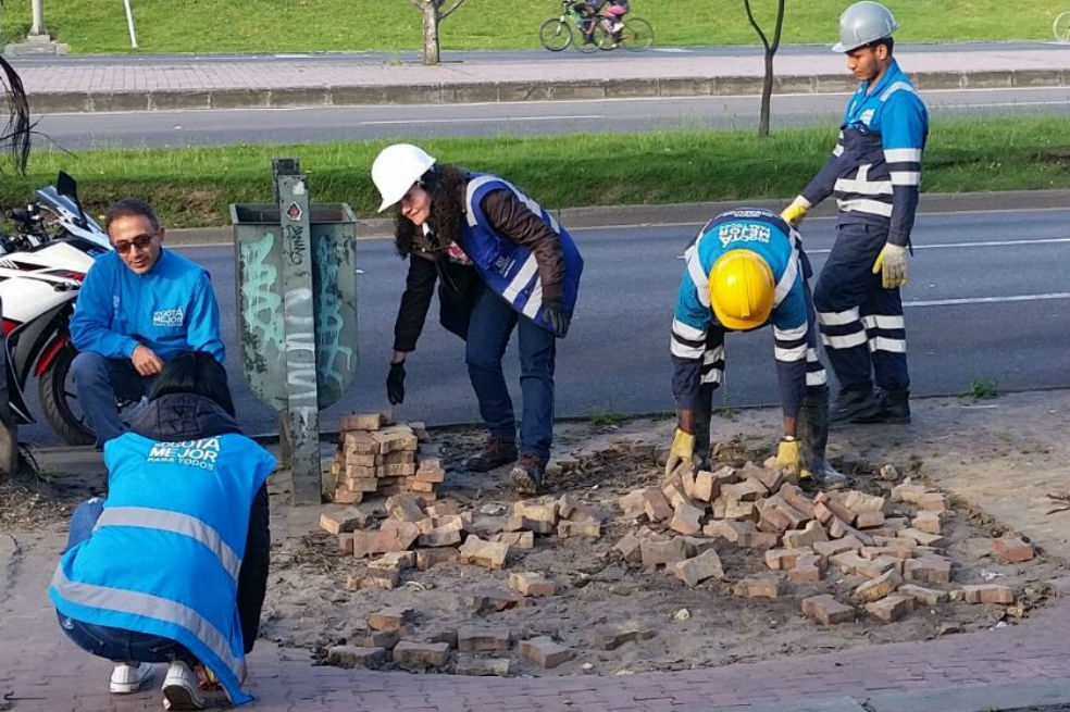 ¡Lo que faltaba! Sorprenden a hombre robando adoquines en Bogotá