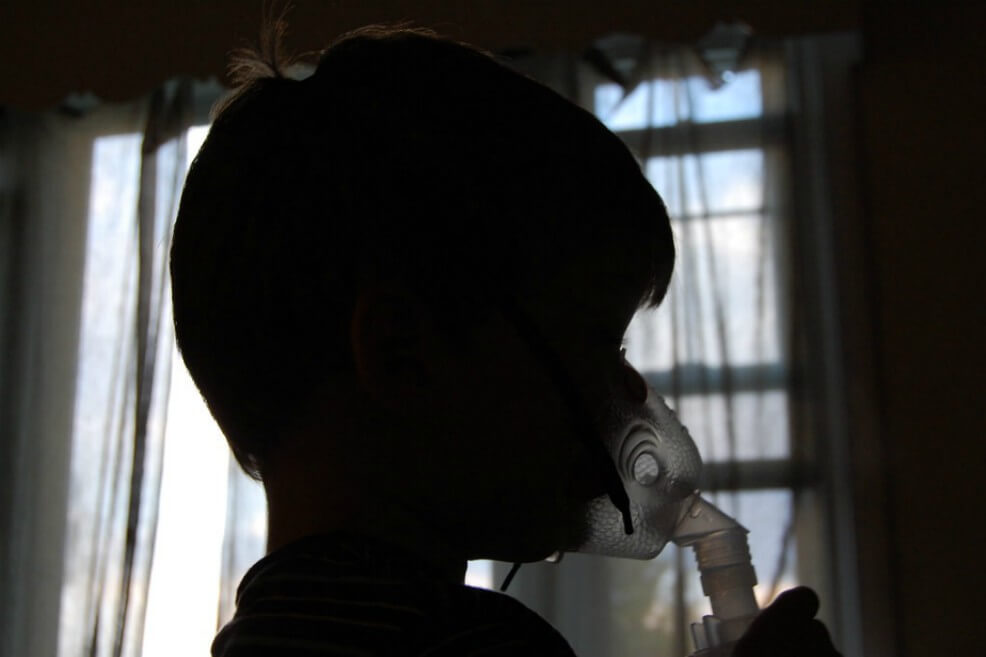 Hijos de padres expuestos al humo de cigarrillo serían más propensos a tener asma