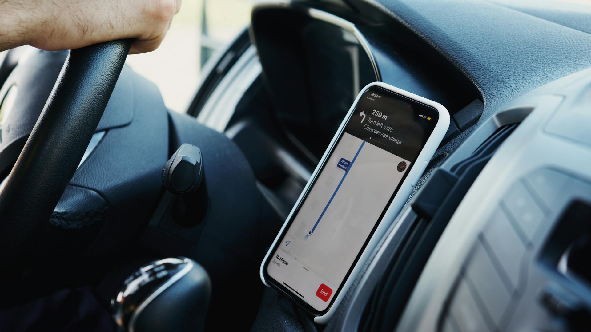 Algunos autos modernos incluyen cargadores inalámbricos para smartphone.
