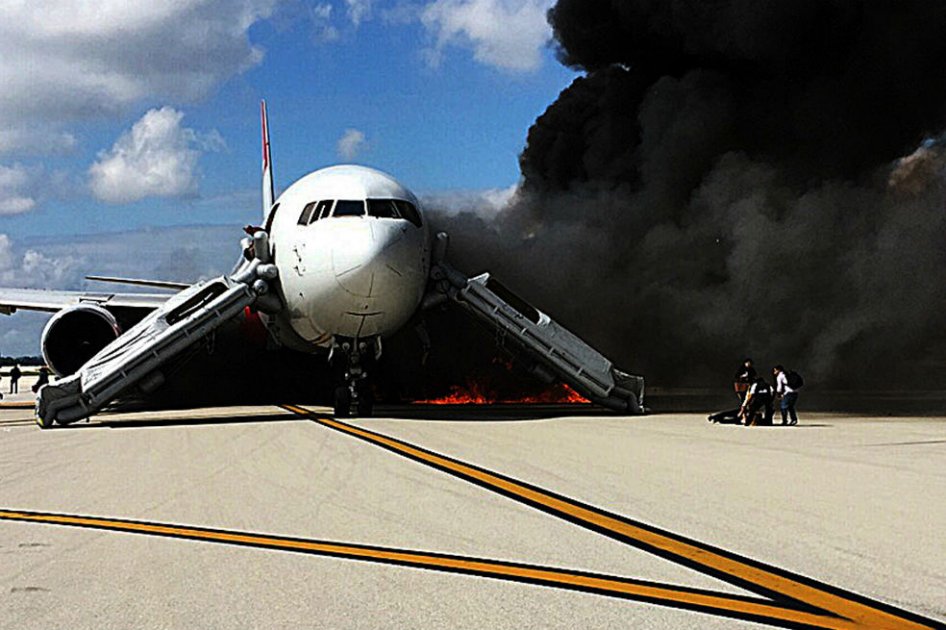 Al menos 15 heridos por incendio de avión mientras despegaba en EE.UU.