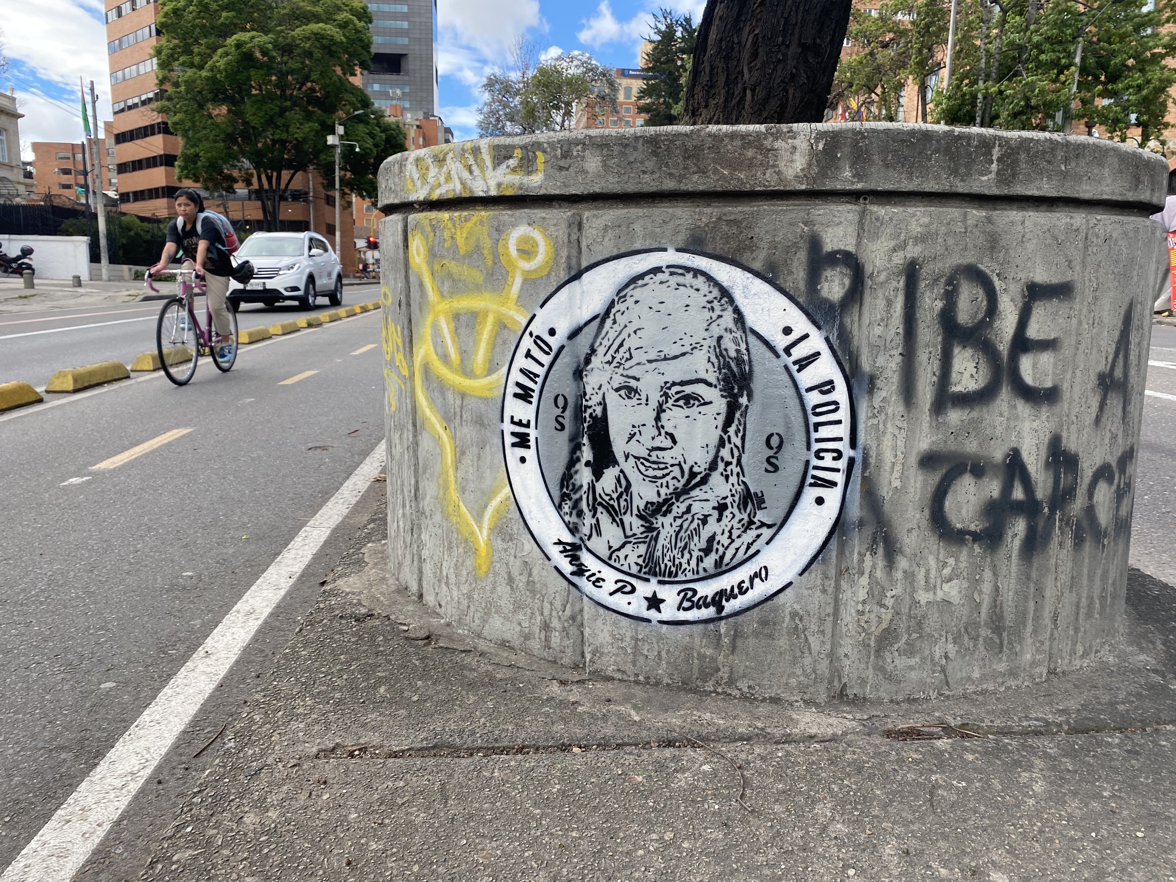 Medallón en homenaje a Angie Baquero, quien falleció en protestas de 2020.