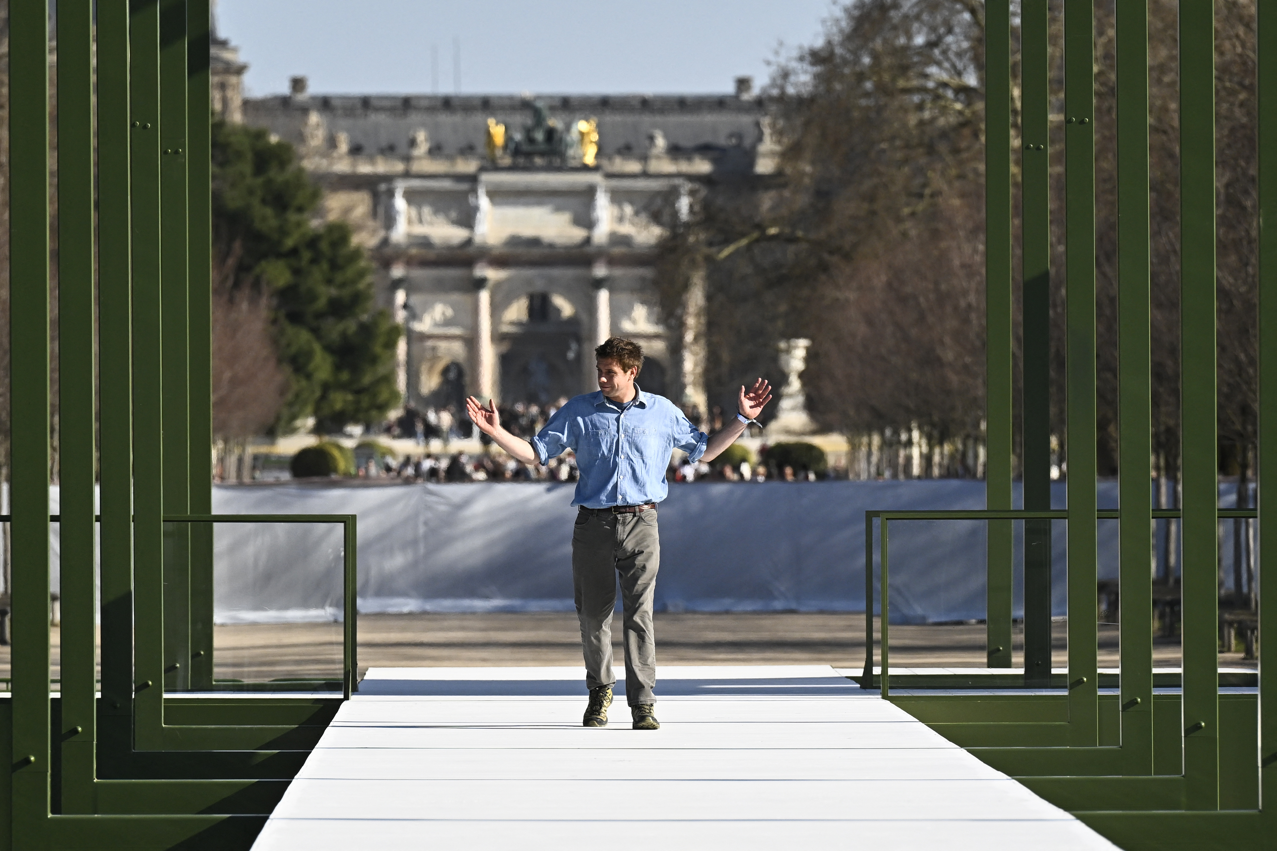 Anderson, exdirector artístico de la firma española Loewe, se convirtió en junio de 2025 en el primer estilista desde Christian Dior en supervisar las tres líneas (femenina, masculina y alta costura) de la legendaria casa francesa. / Julien de Rosa / AFP