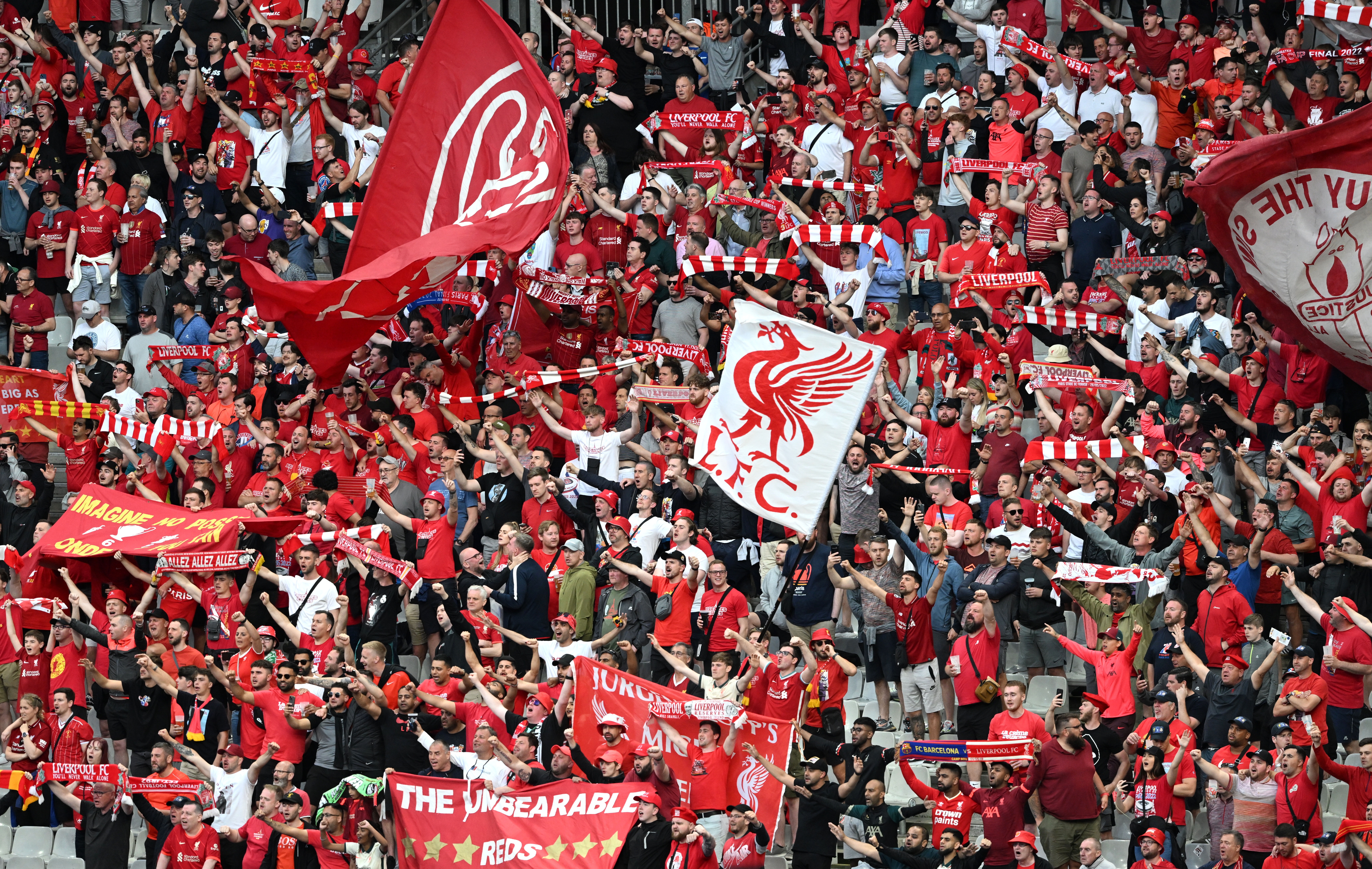 Saint-denis (France), 28/05/2022.- Supporters of Liverpool cheer prior to the UEFA Champions League final between Liverpool FC and Real Madrid at Stade de France in Saint-Denis, near Paris, France, 28 May 2022. (Liga de Campeones, Francia) EFE/EPA/FILIP SINGER