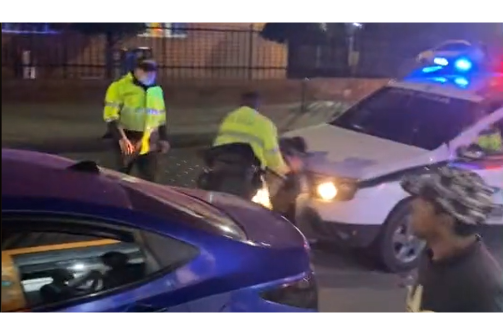 Enfurecido sargento de la Policía estrella a ciudadano contra una patrulla