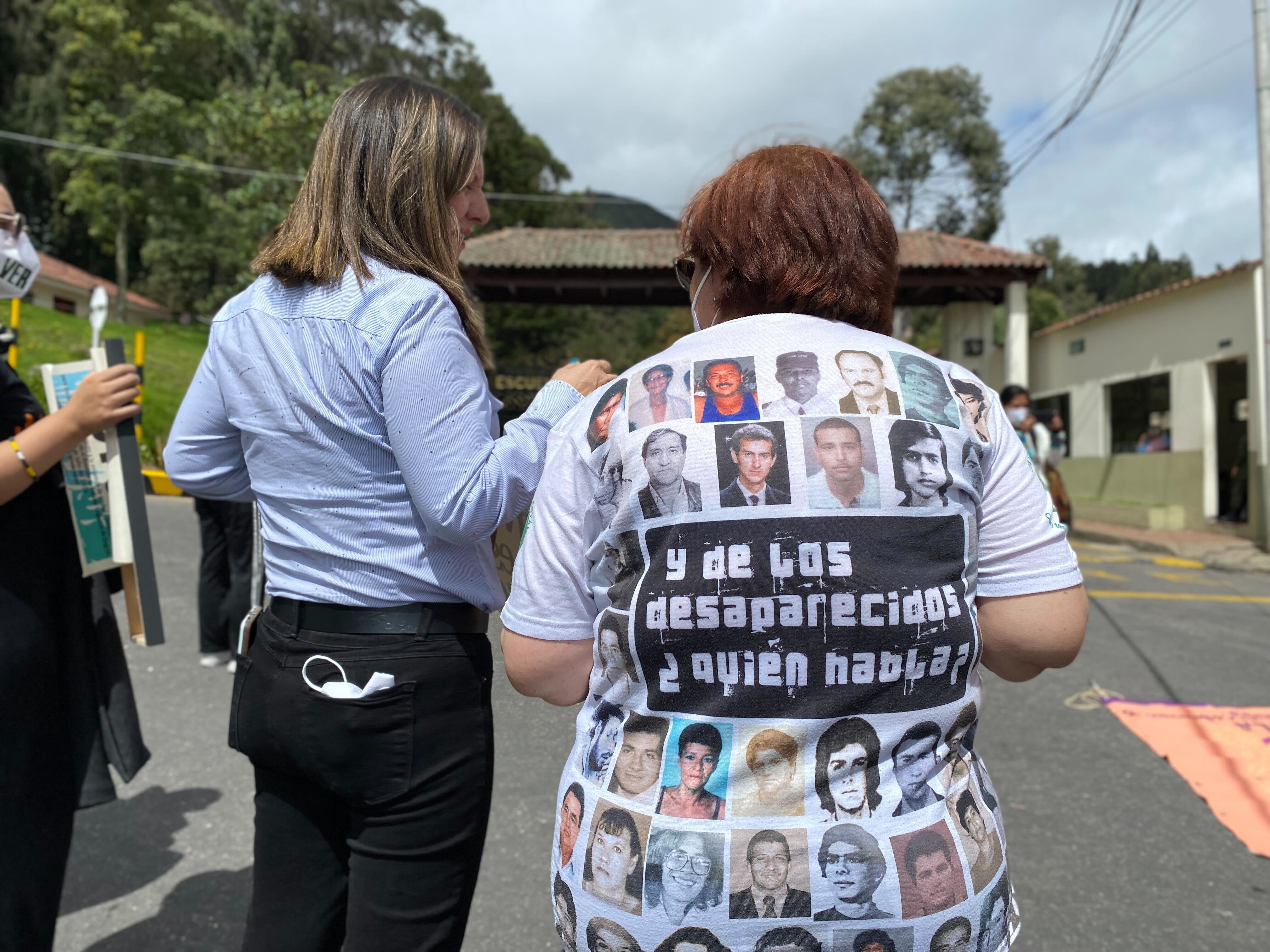Víctimas de desaparición forzada reclaman justicia frente a la Brigada XX
