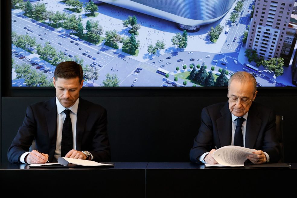 Xabi Alonso (izq.) firma el contrato que lo vincula formalmente como director técnico del Real Madrid.