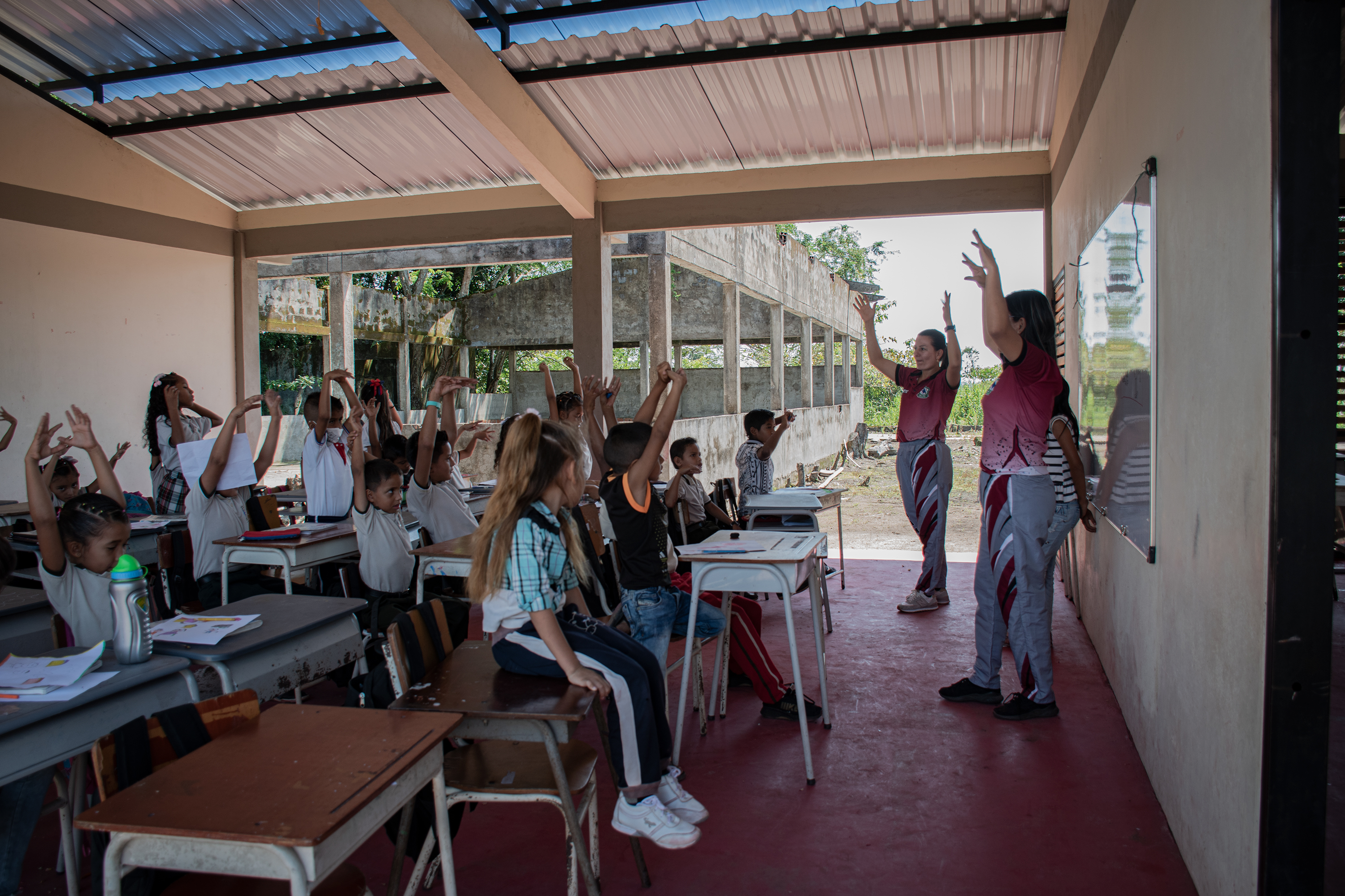 En medio de las ruinas del centro de salud y las de antiguos salones están las dos aulas completamente renovadas. / Reinel Rincón