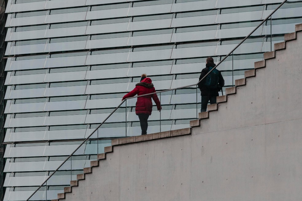 Murió influencer al caer trágicamente por unas escaleras. Disfrutaba de un paseo