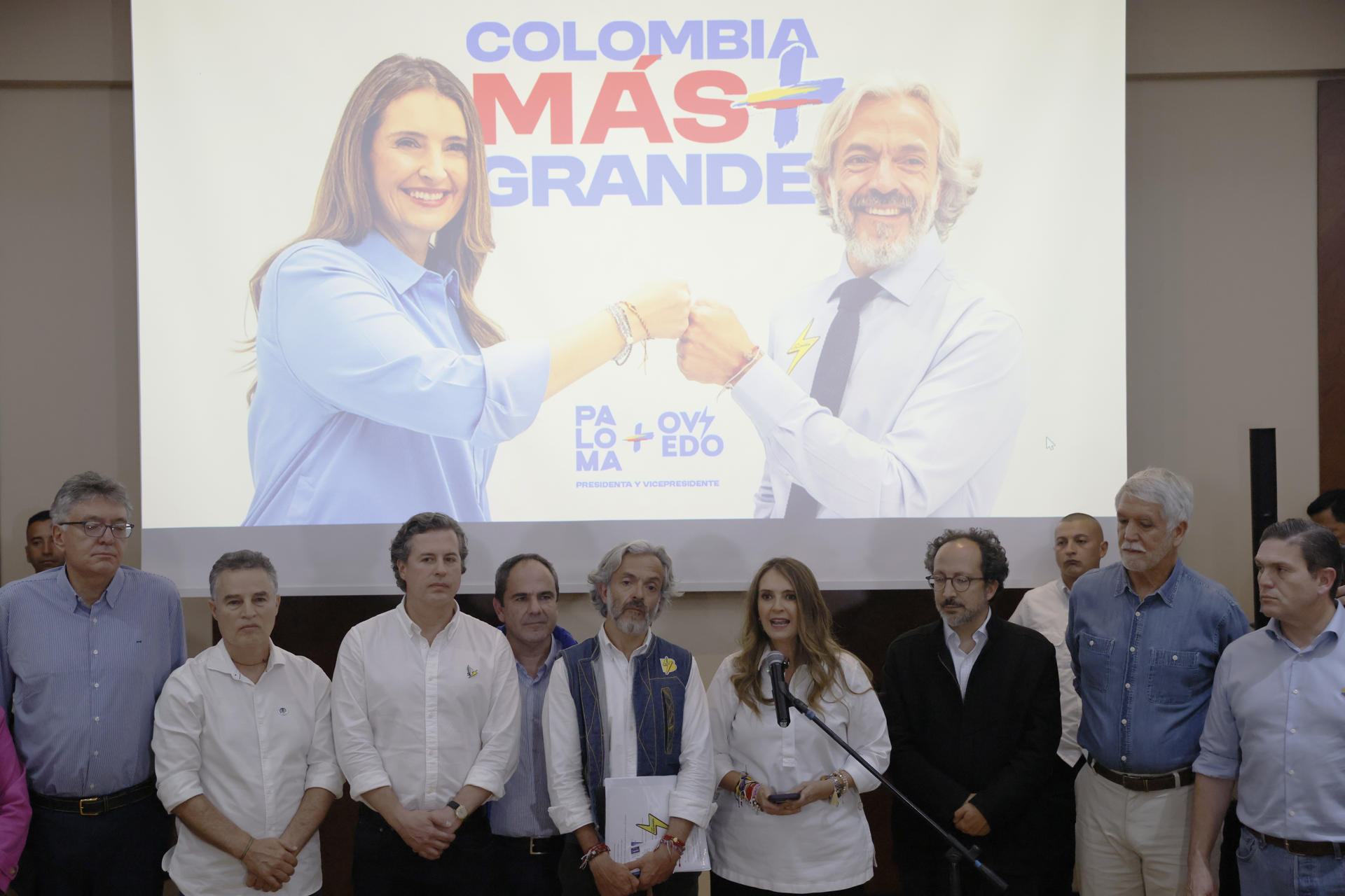 AME7300. BOGOTÁ (COLOMBIA), 31/05/2026.- La candidata a la Presidencia de Colombia, Paloma Valencia (c-d), junto al candidato a la vicepresidencia, Juan Daniel Oviedo (c-i), habla luego de los resultados electorales este domingo, en Bogotá (Colombia). EFE/ Carlos Ortega

