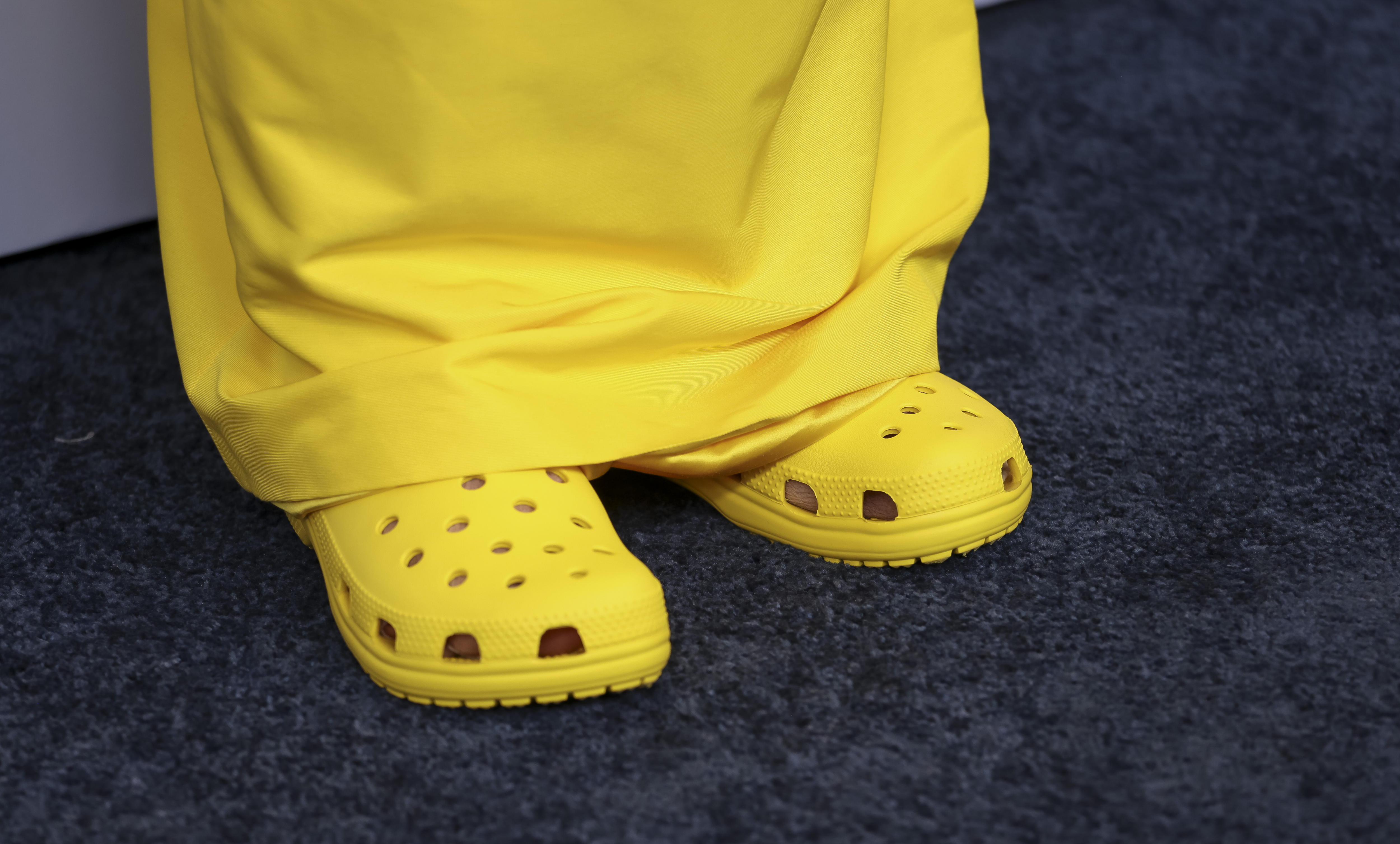 ¿Por qué las escuelas de EE. UU. están prohibiendo los Crocs?