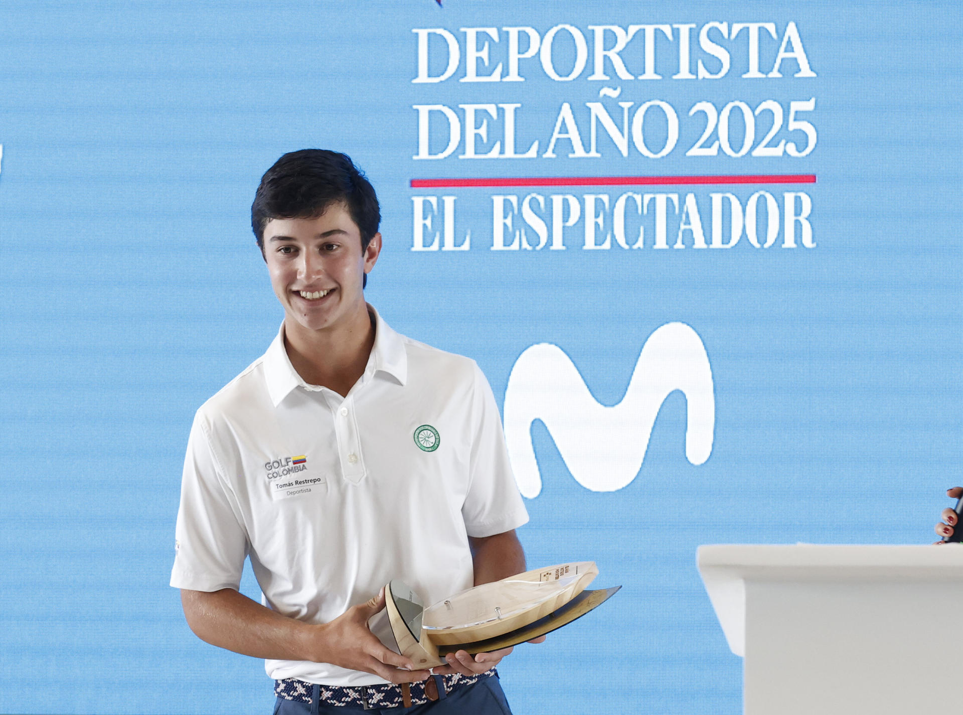 AME4675. BOGOTÁ (COLOMBIA), 01/12/2025.- El golfista Tomás Restrepo recibe el galardón en la categoría de juvenil al deportista del año 2025 del diario El Espectador y Movistar este lunes, en Bogotá (Colombia). Restrepo con 17 años se coronó en la Toyota Junior Golf World Cup en Japón, el mayor logro en la historia de este deporte para Colombia. El golfista juvenil también consiguió el premio al deportista más votado por los lectores del El Espectador. EFE/ Mauricio Dueñas Castañeda