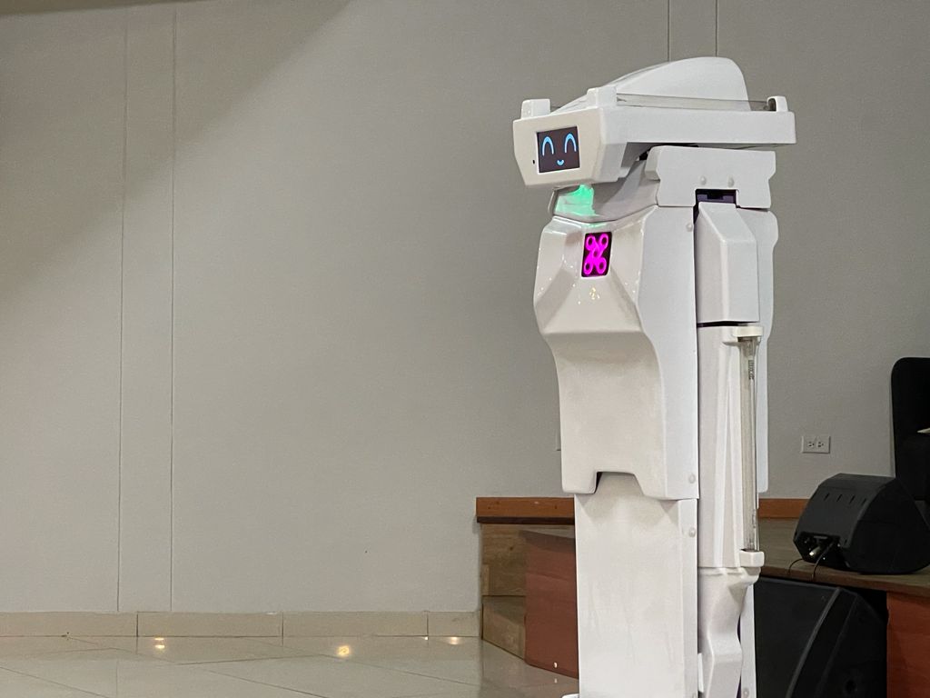 El robot mide cerca de dos metros de altura.