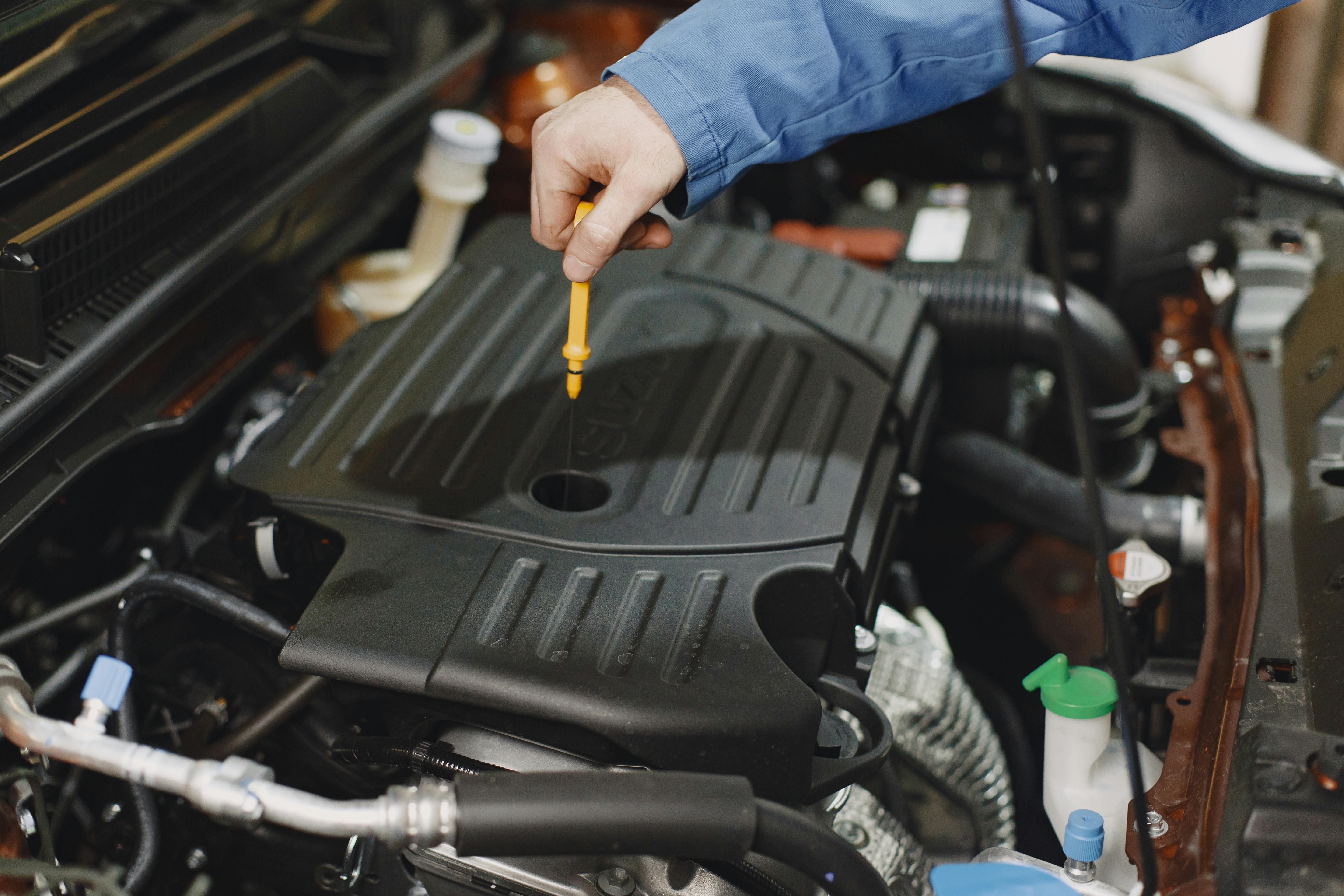 ¿Por qué baja el nivel de aceite del carro? Causas más comunes