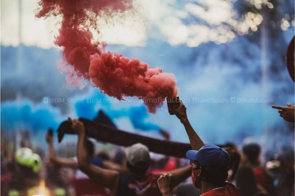 Video: Hinchas de Medellín protagonizaron irresponsable aglomeración